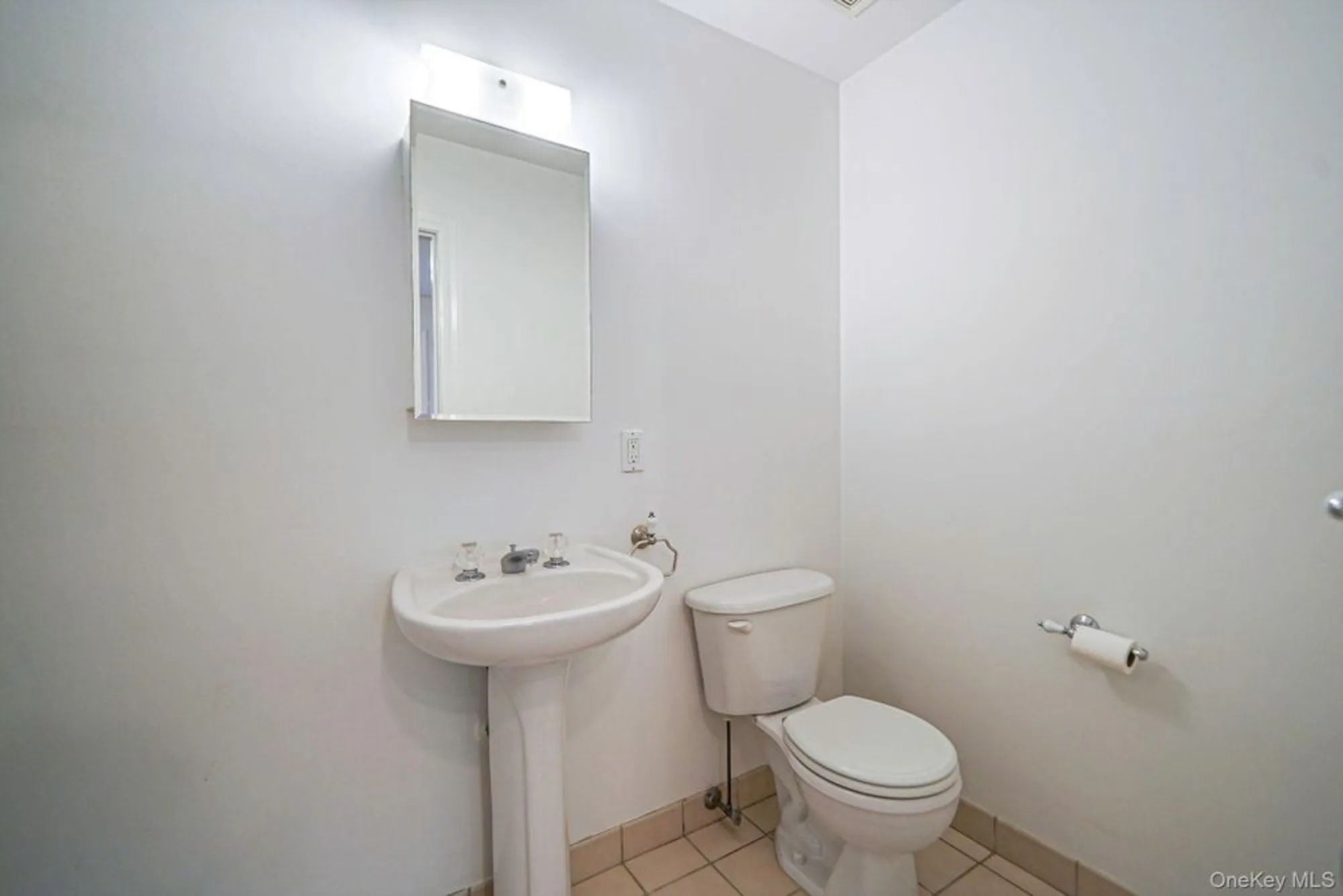Property Slideshow image 12 of 29 | 1126 savoy dr, Melville, NY, 11747
