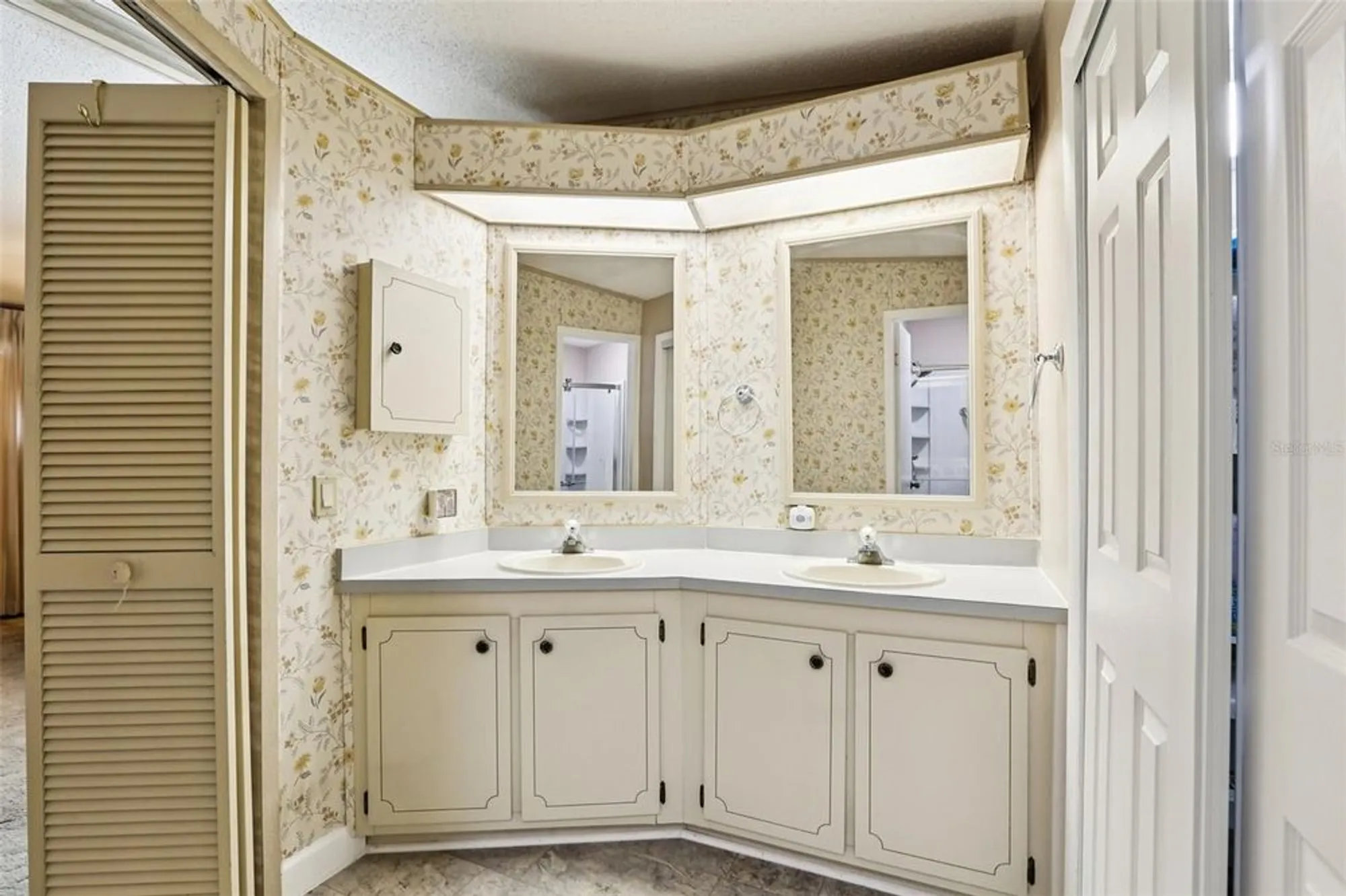 Property Slideshow image 24 of 42 | 4933 colonnades cir, Lakeland, FL, 33811