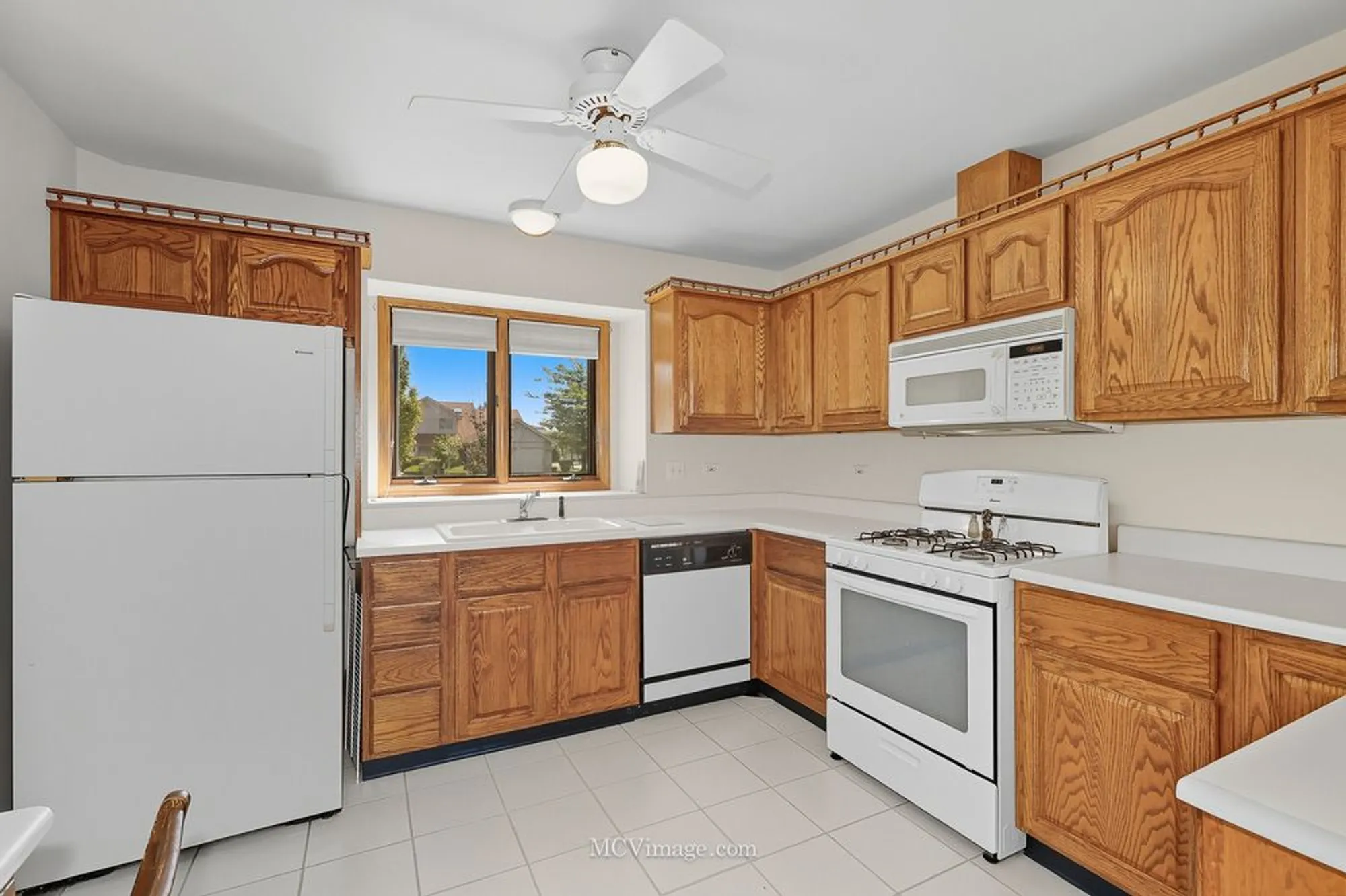 Property Slideshow image 6 of 25 | 18434 lakeview cir, Tinley Park, IL, 60477