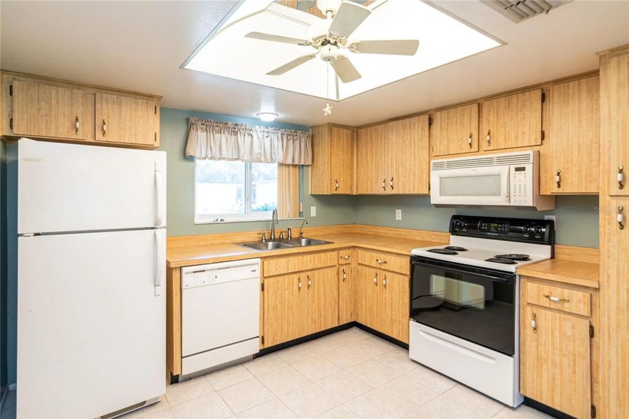 Property Slideshow image 6 of 32 | 2502 laurelwood dr # 3b, Clearwater, FL, 33763
