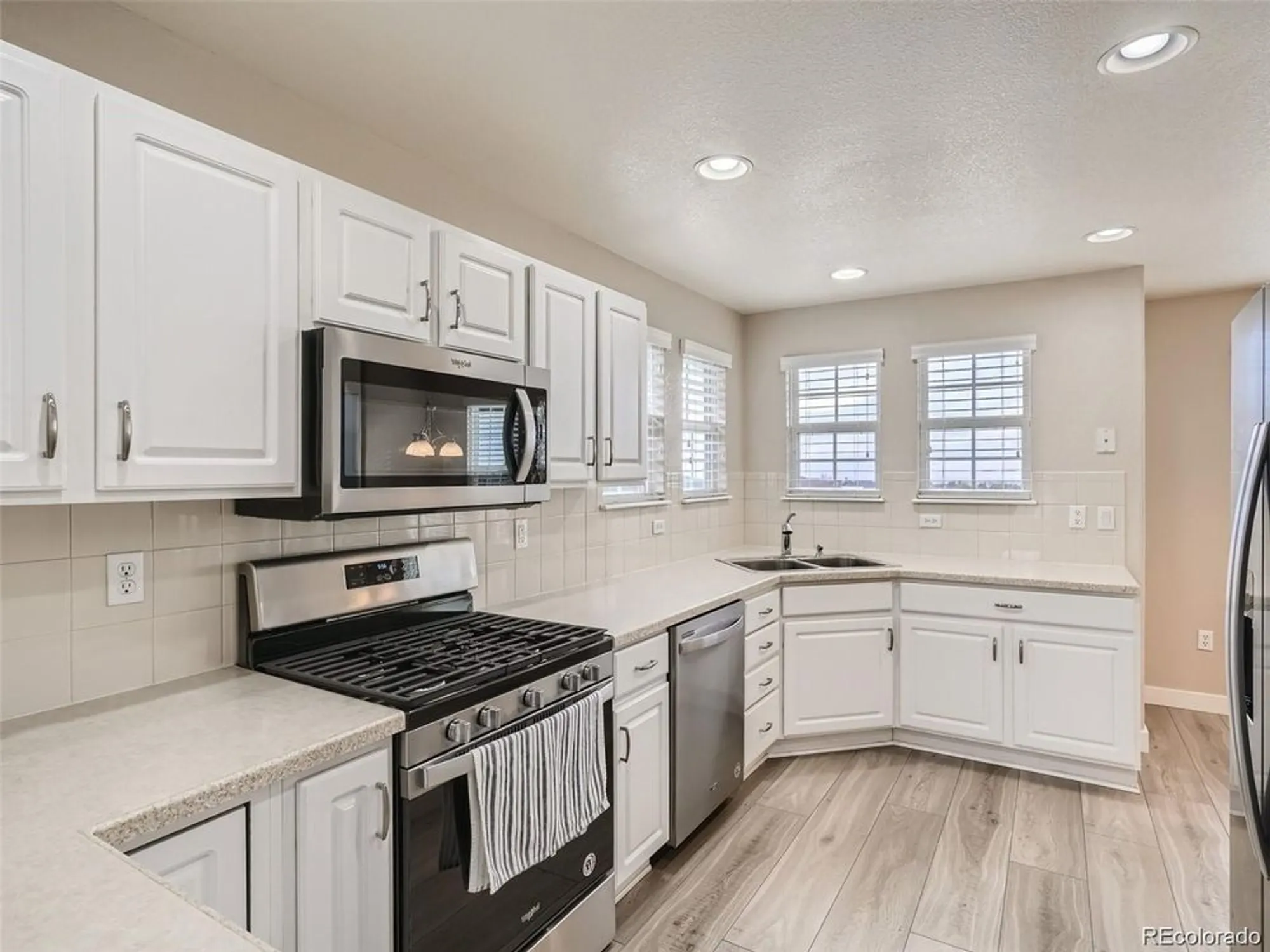 Property Slideshow image 10 of 22 | 21931 e canyon pl, Aurora, CO, 80016