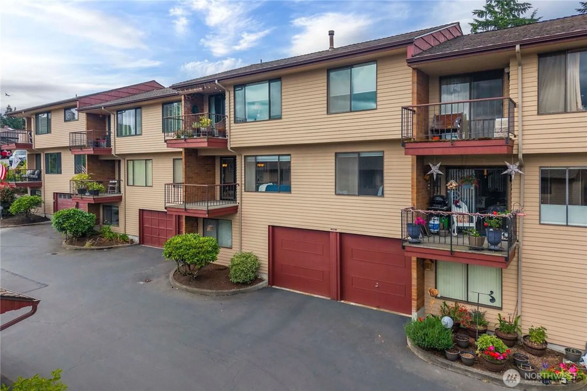 Property Slideshow image 24 of 35 | 10637 glen acres dr s # 10637, Seattle, WA, 98168