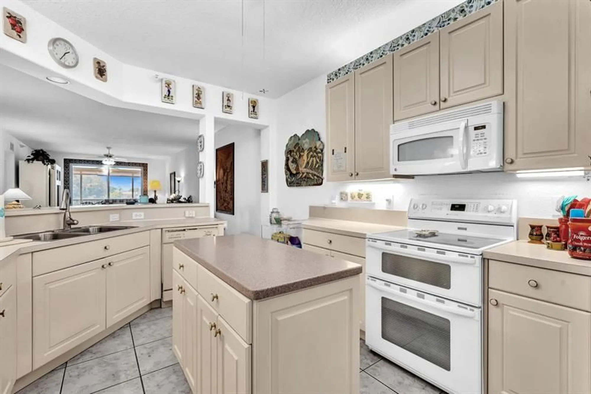 Property Slideshow image 9 of 76 | 7715 southampton ter 301, Tamarac, FL, 33321