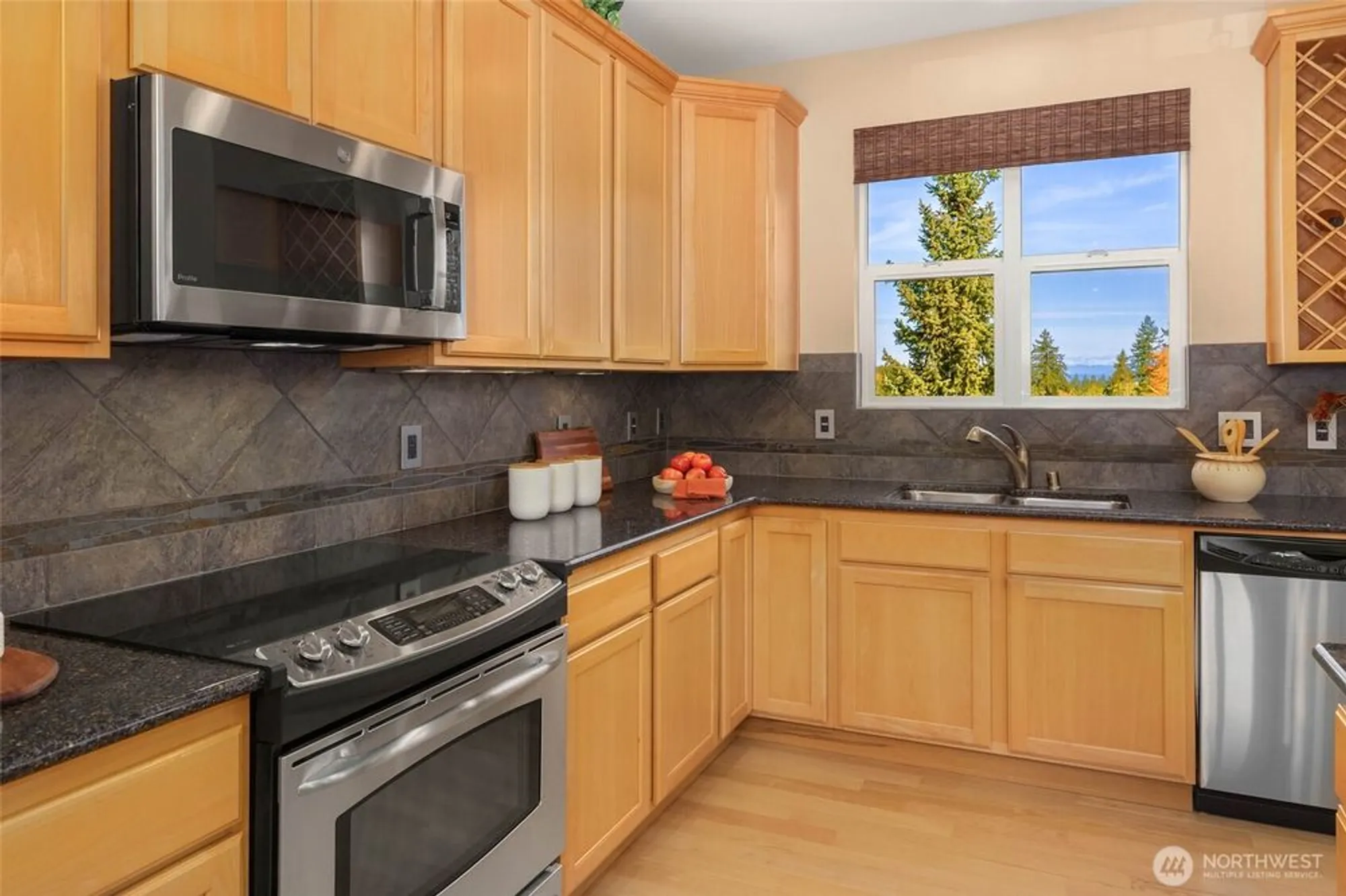 Property Slideshow image 11 of 25 | 12429 243rd pl, Redmond, WA, 98053