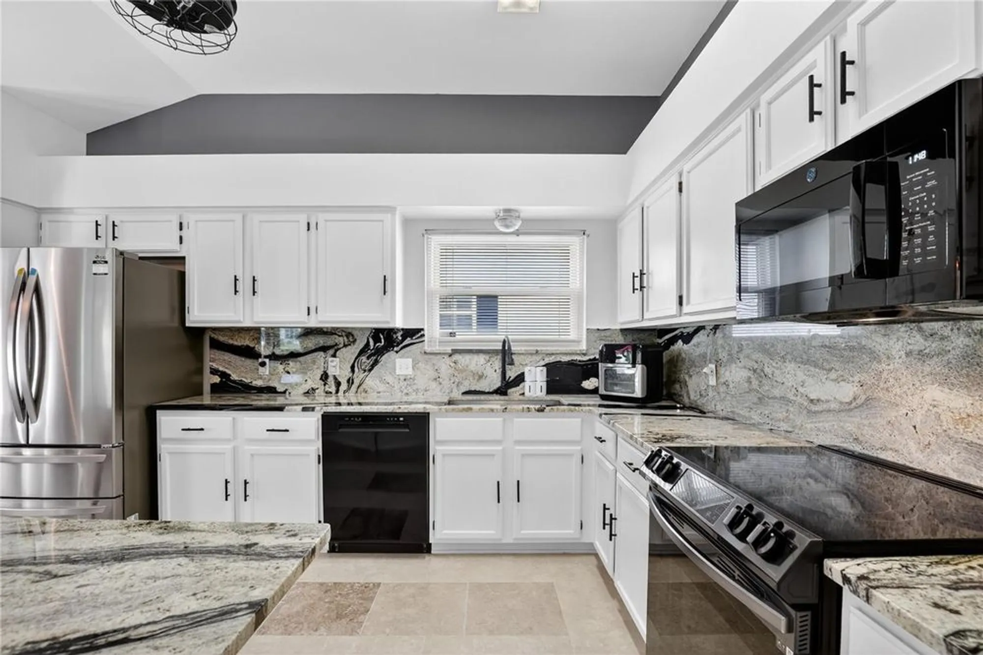 Property Slideshow image 18 of 32 | 411 del mar dr, Lady Lake, FL, 32159