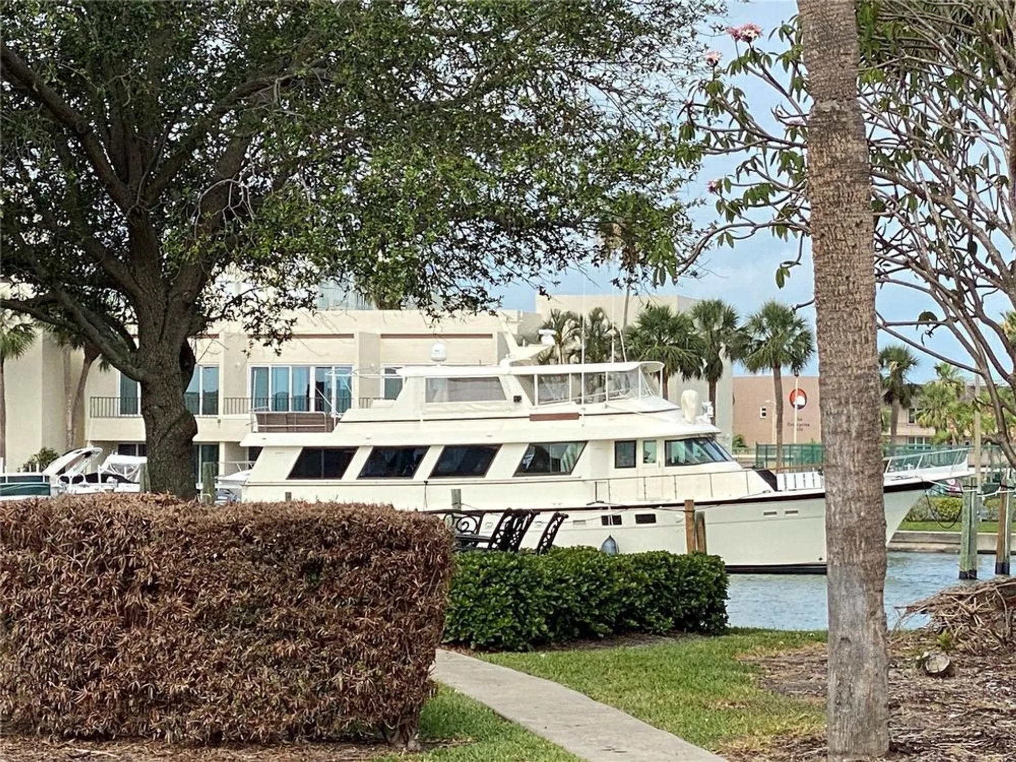 Property Slideshow image 4 of 45 | 7425 bay island dr 203, South Pasadena, FL, 33707