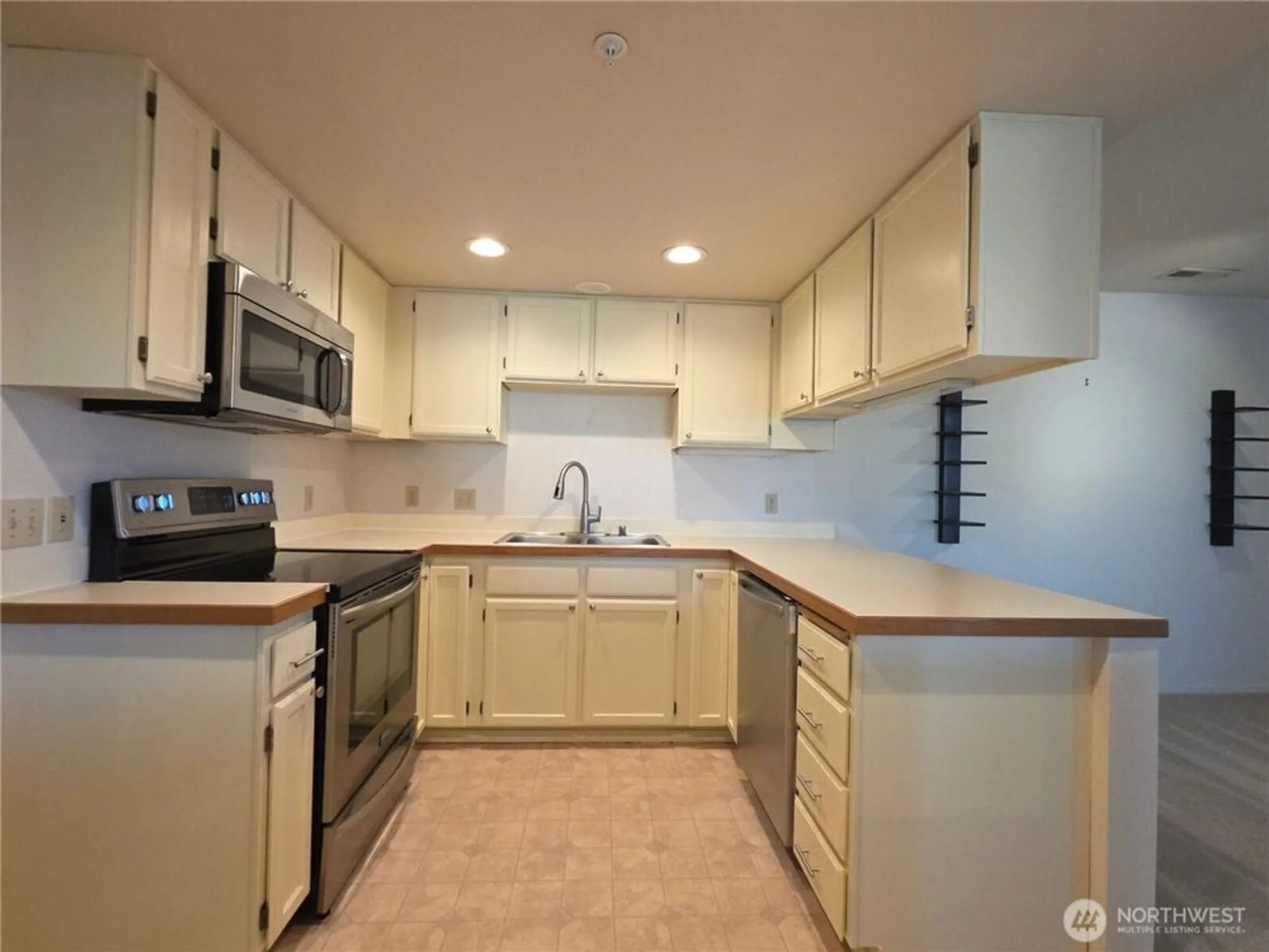 Property Slideshow image 5 of 40 | 3935 226th pl 313, Issaquah, WA, 98029