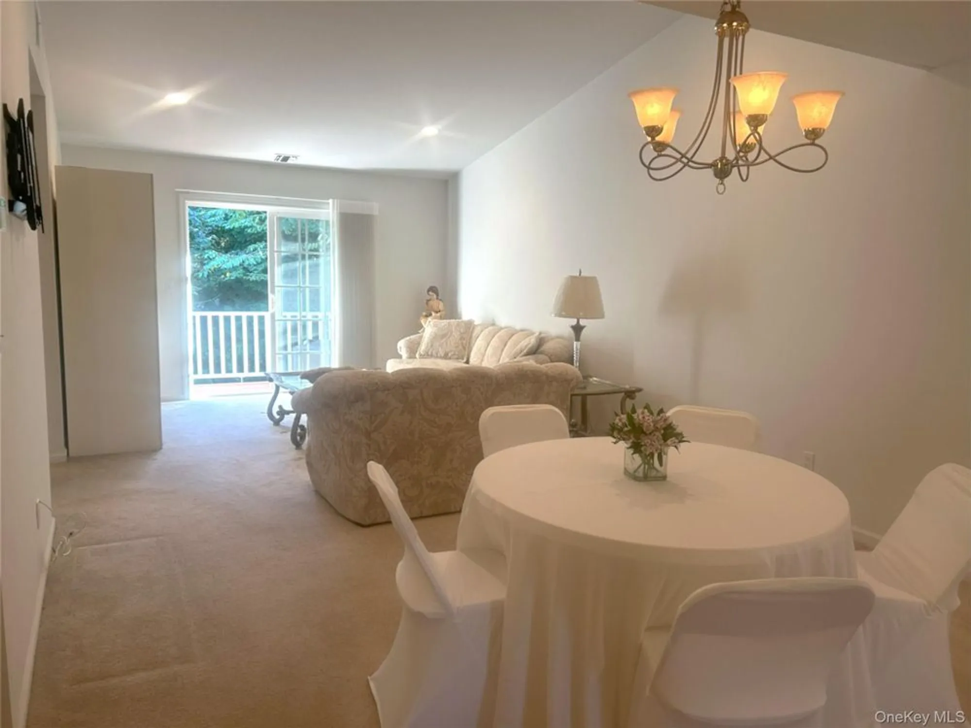 Property Slideshow image 5 of 11 | 1082 savoy dr, Melville, NY, 11747