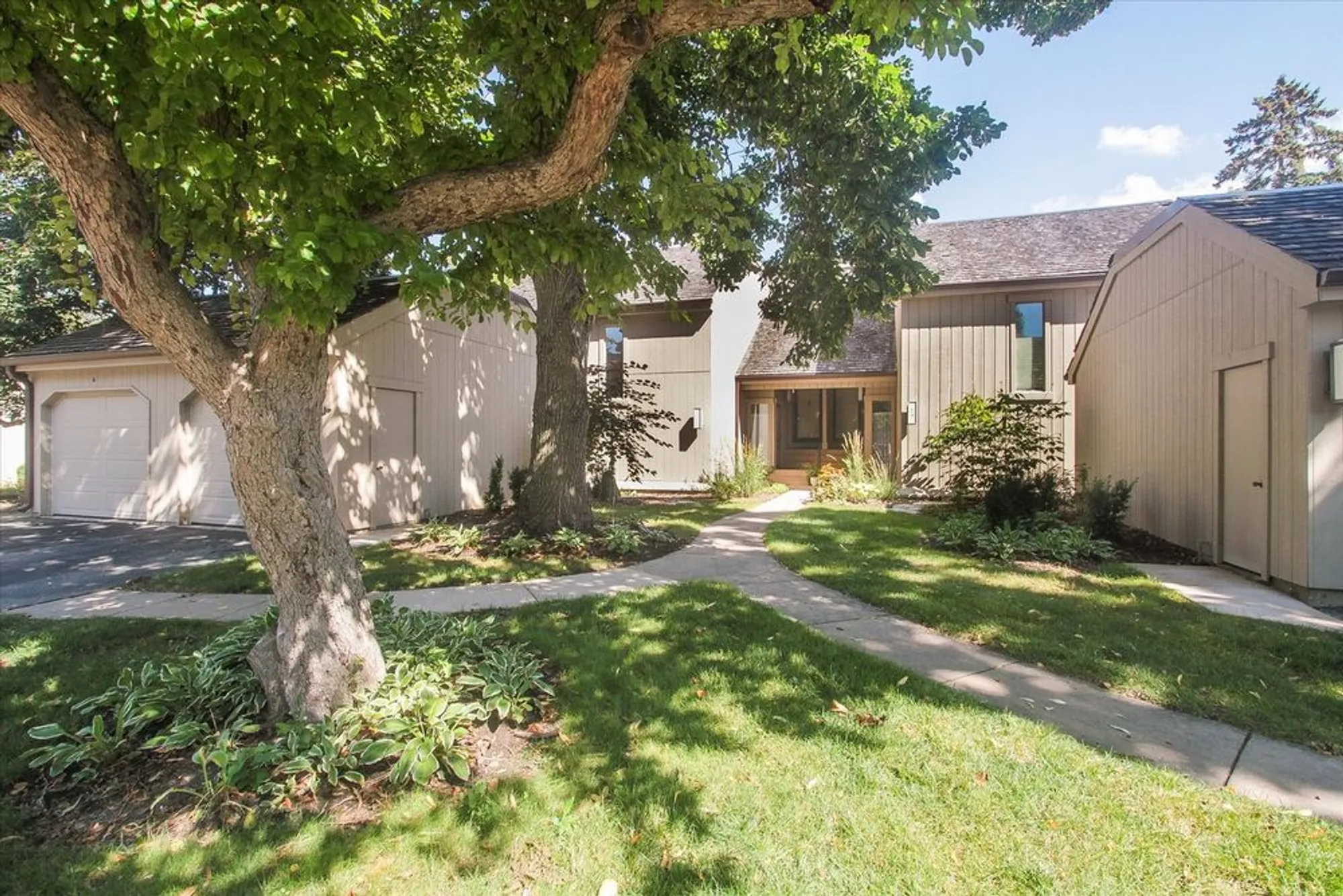 Property Slideshow image 1 of 32 | 78a foxwood ln # m169, Lake Barrington, IL, 60010