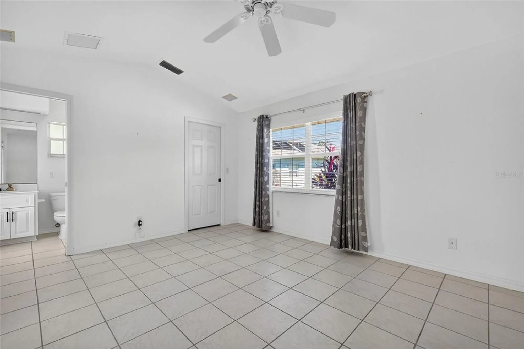 Property Slideshow image 33 of 66 | 21607 regency park ln, Leesburg, FL, 34748