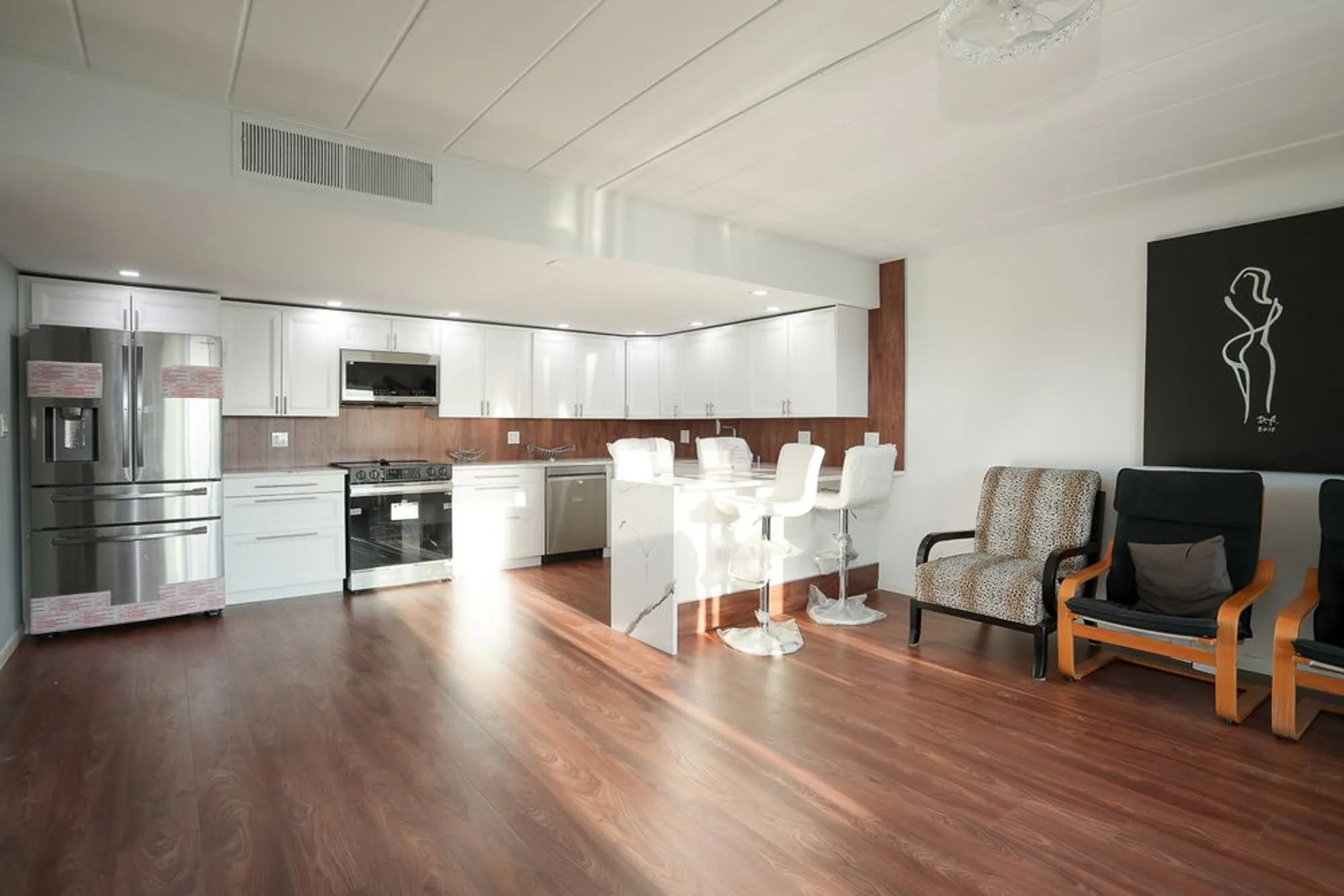 Property Slideshow image 8 of 32 | 2900 maple ave 19e, Downers Grove, IL, 60515