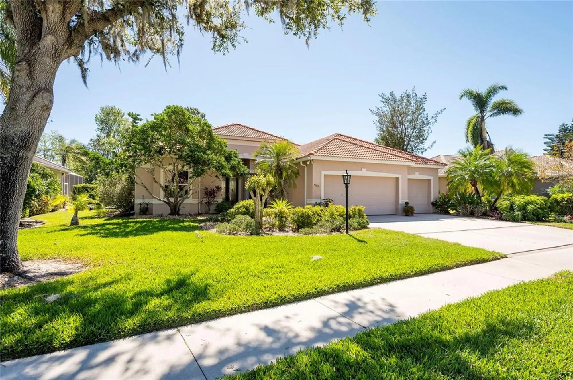 Property Slideshow image 2 of 50 | 4740 carrington cir, Sarasota, FL, 34243