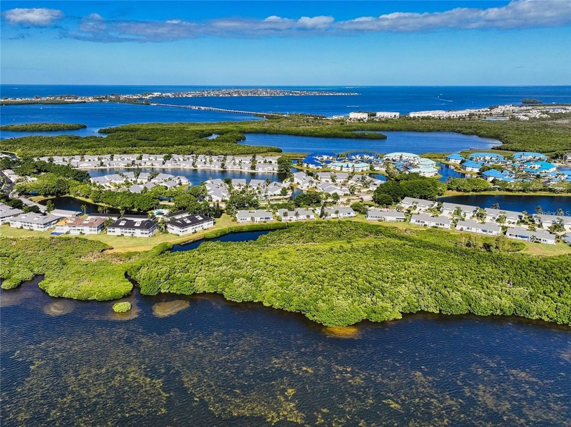 Property Slideshow image 7 of 37 | 967 waterside ln, Bradenton, FL, 34209