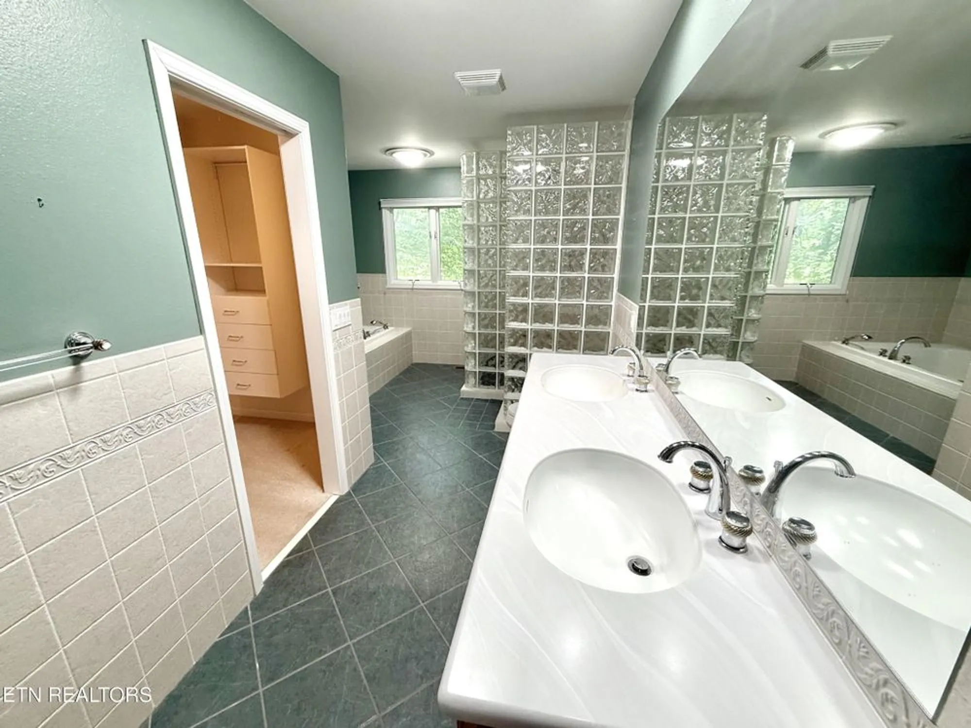 Property Slideshow image 29 of 55 | 17 kenwood ct, Crossville, TN, 38558