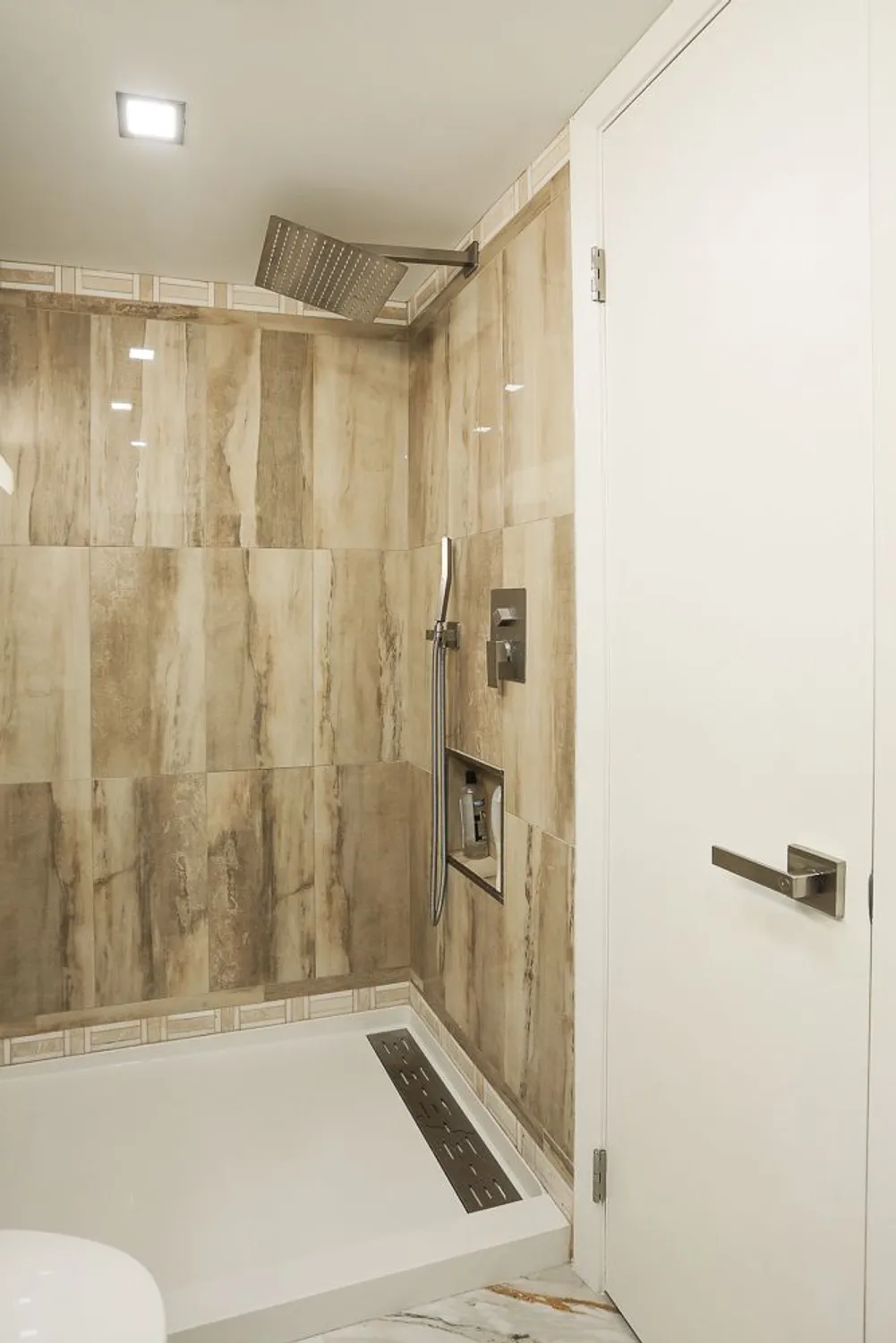 Property Slideshow image 21 of 32 | 2900 maple ave 19e, Downers Grove, IL, 60515