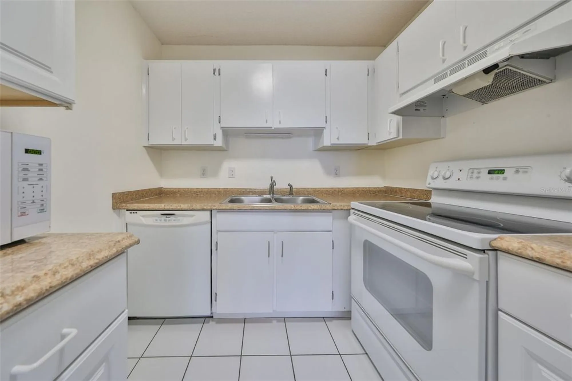 Property Slideshow image 8 of 45 | 431 gloucester blvd, Sun City Center, FL, 33573