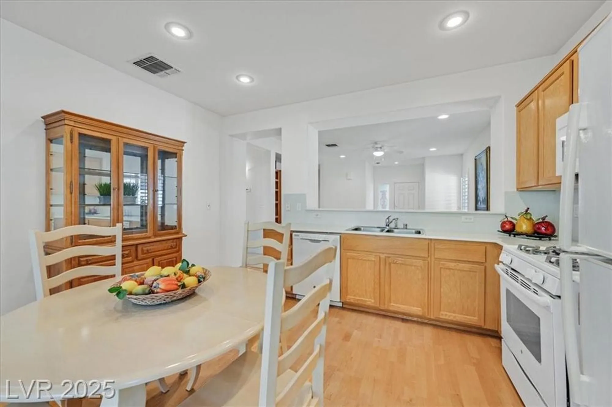 Property Slideshow image 10 of 37 | 2790 meadow park ave, Henderson, NV, 89052