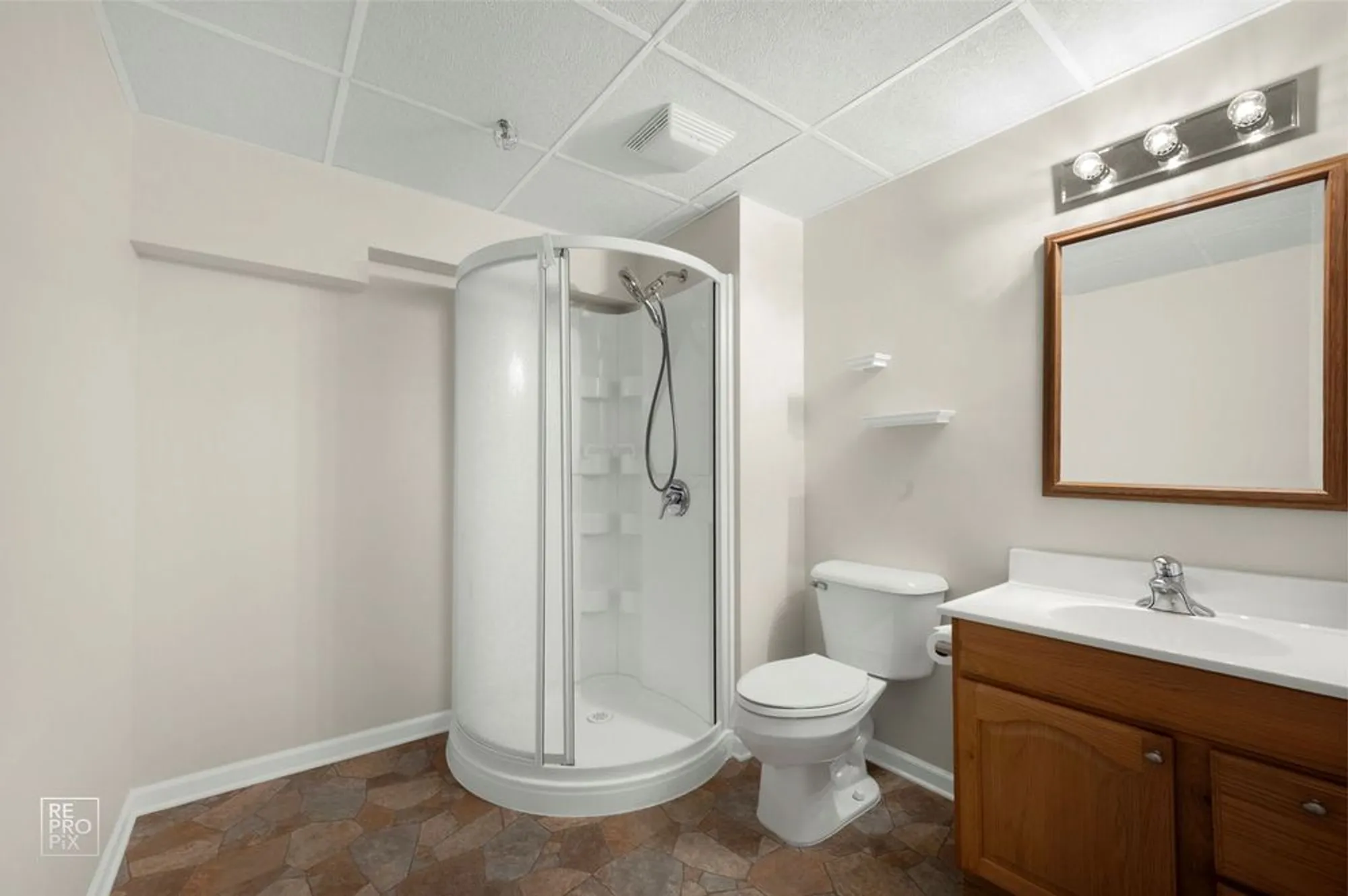 Property Slideshow image 16 of 25 | 1870 hampshire dr, Hoffman Estates, IL, 60192