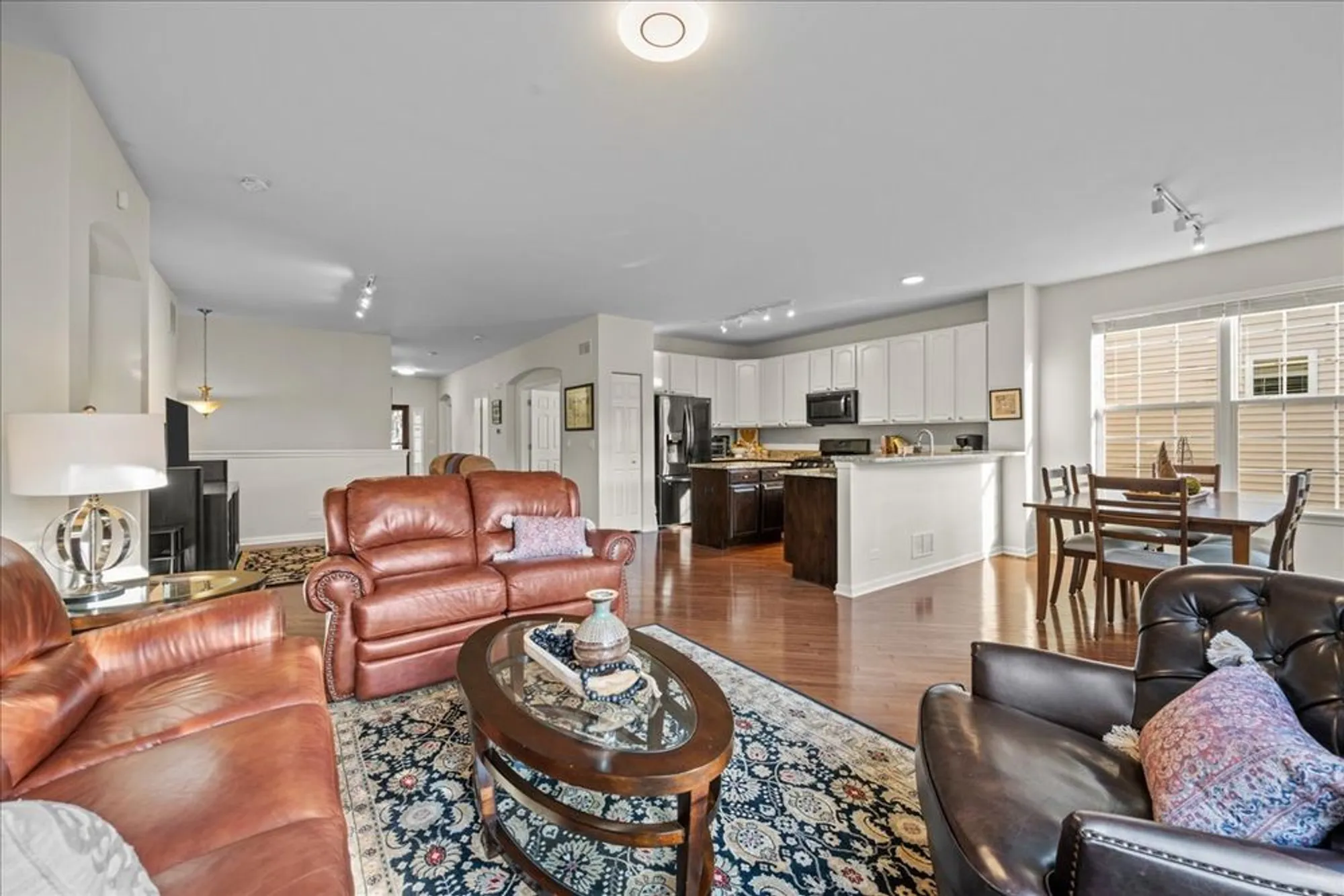 Property Slideshow image 8 of 30 | 1148 drury ln, Aurora, IL, 60502