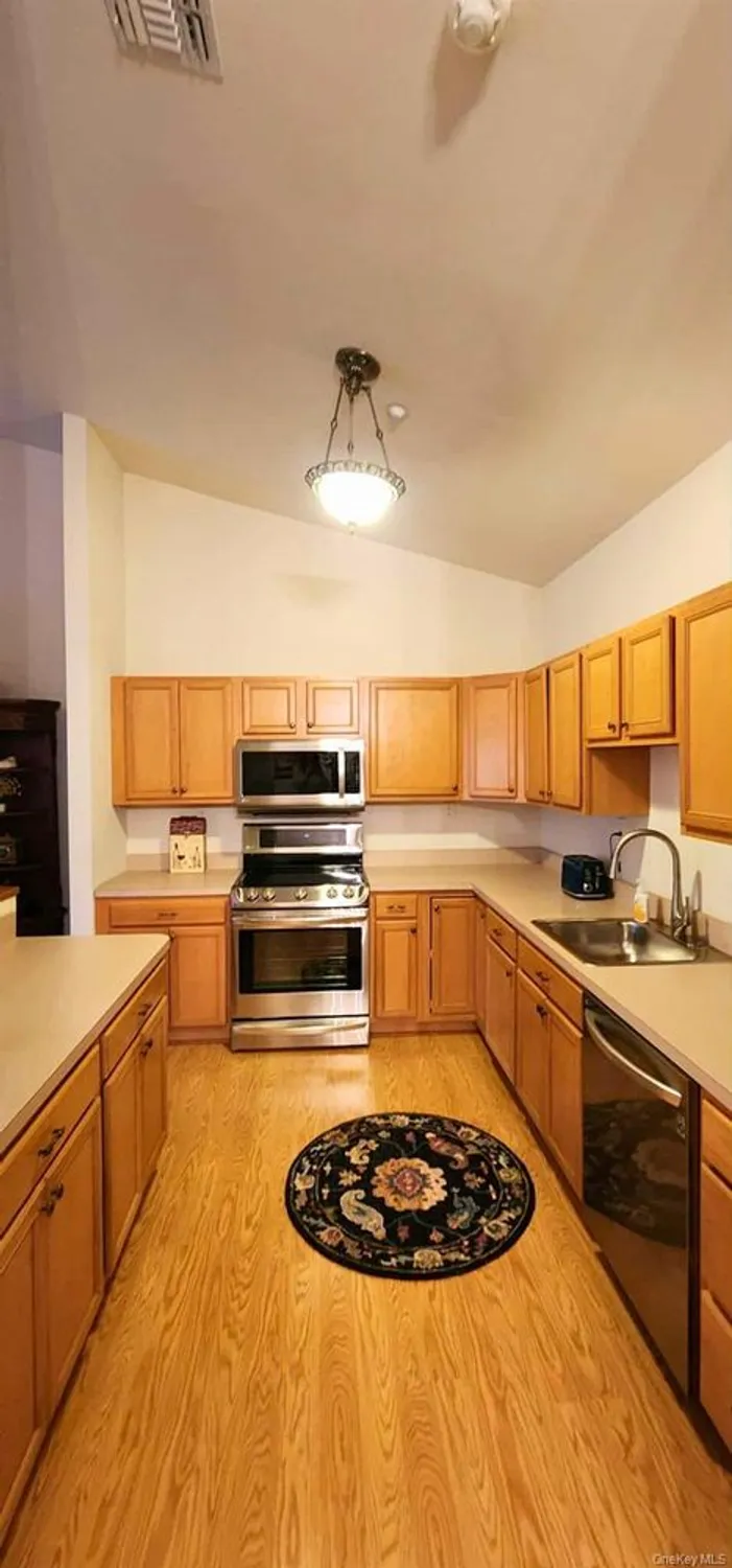 Property Slideshow image 8 of 25 | 512 narragansett villas dr, Lindenhurst, NY, 11757