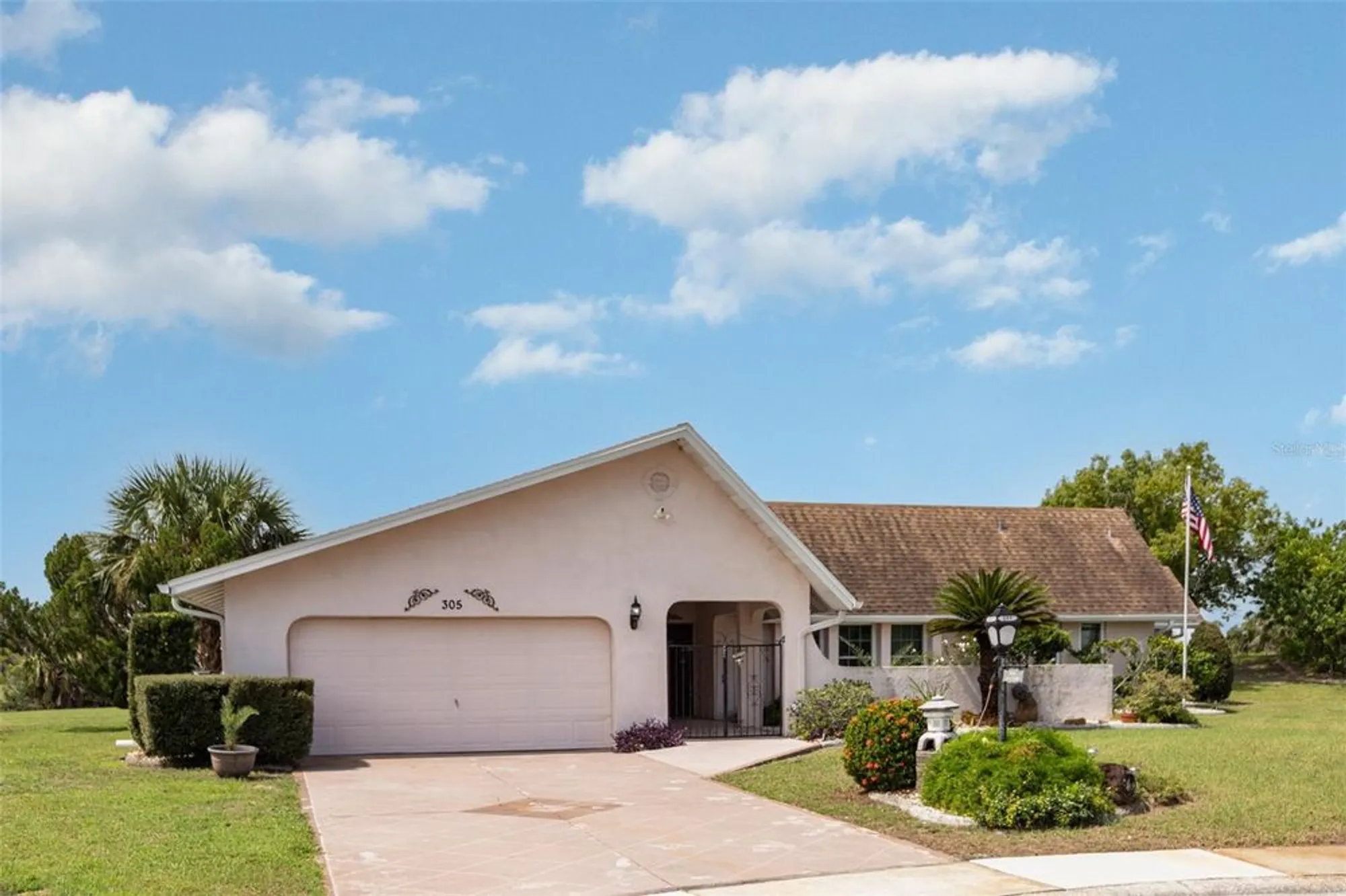 Property Slideshow image 2 of 48 | 305 cranston pl, Sun City Center, FL, 33573
