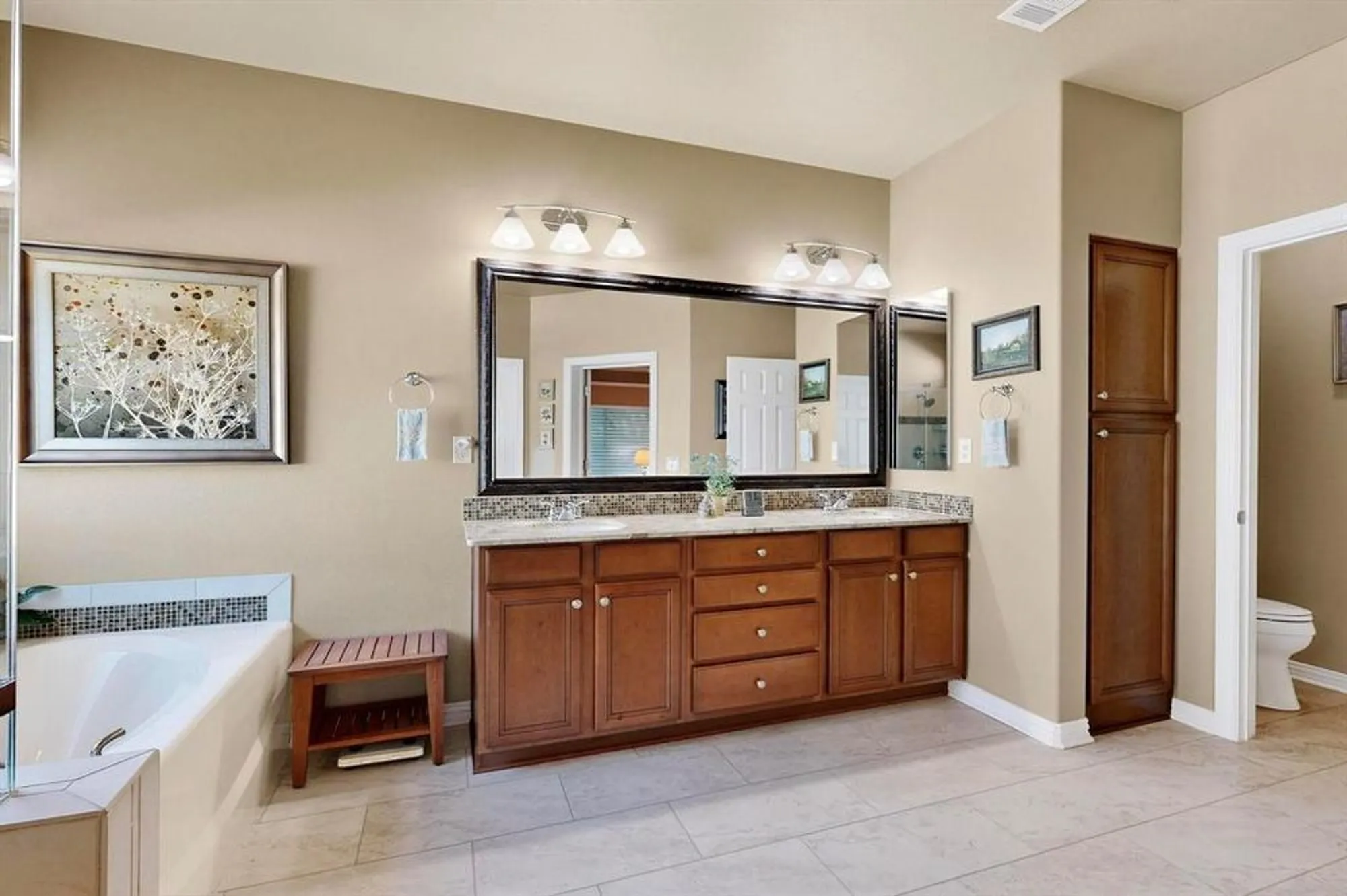 Property Slideshow image 14 of 28 | 9517 crestview dr, Denton, TX, 76207