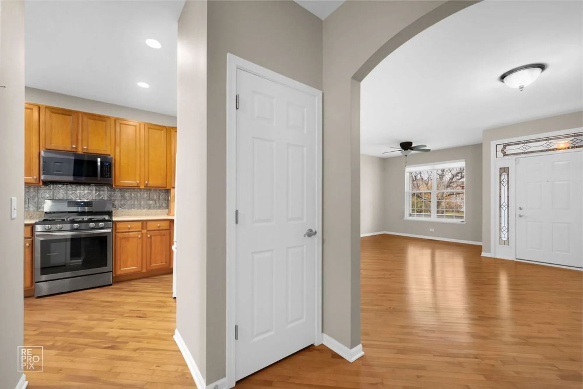 Property Slideshow image 4 of 25 | 1870 hampshire dr, Hoffman Estates, IL, 60192