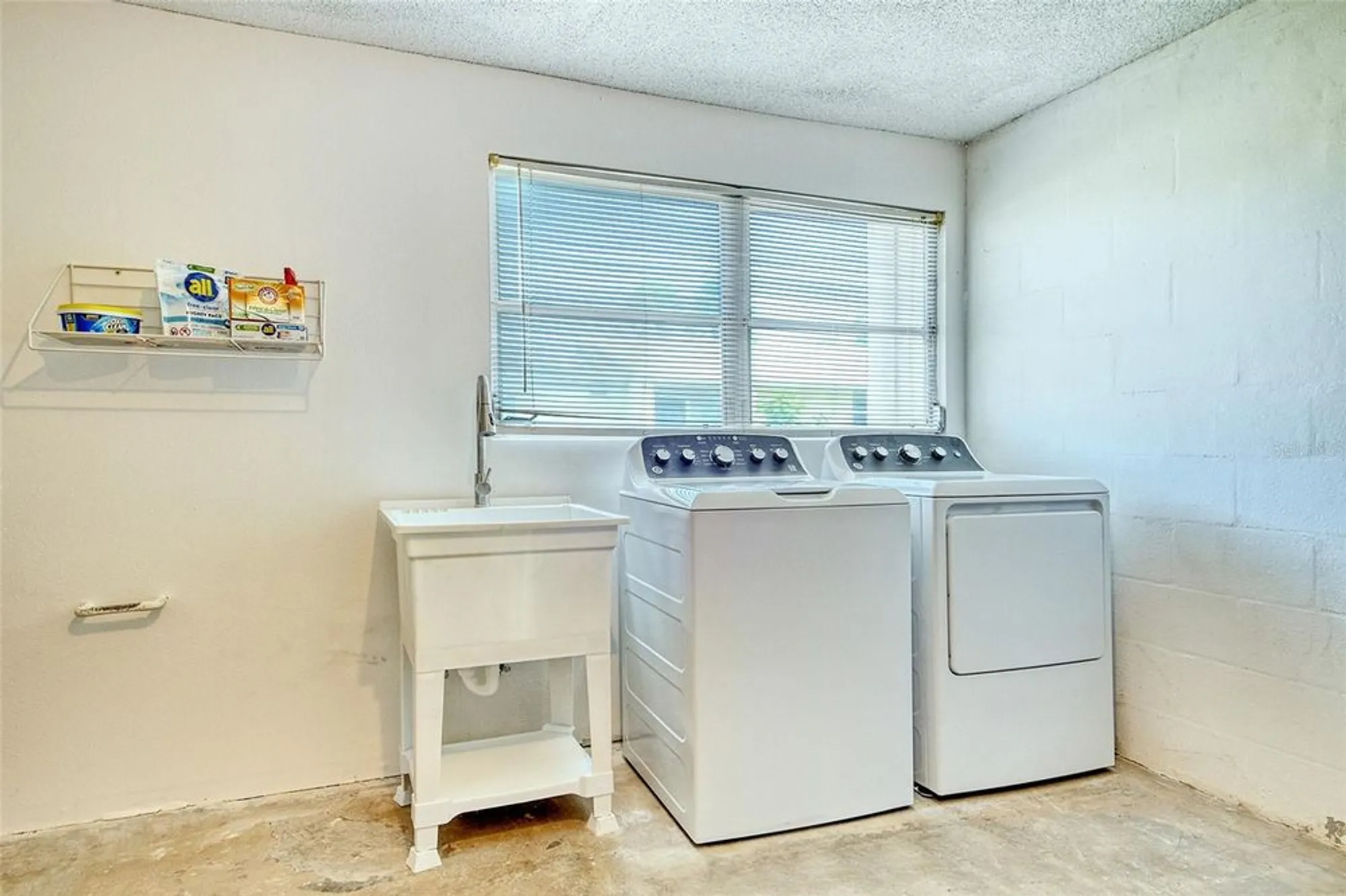 Property Slideshow image 34 of 68 | 143 whispering sands dr # v30, Sarasota, FL, 34242