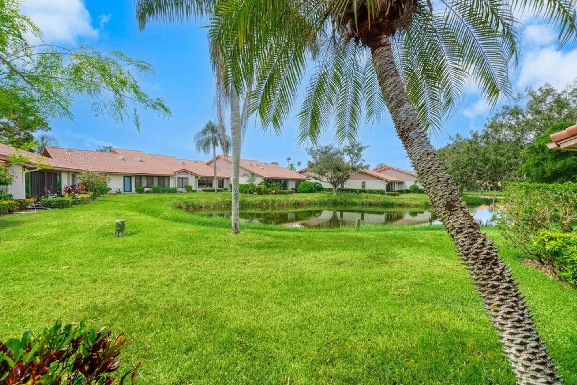 Property Slideshow image 4 of 49 | 4033 wilshire cir 139, Sarasota, FL, 34238