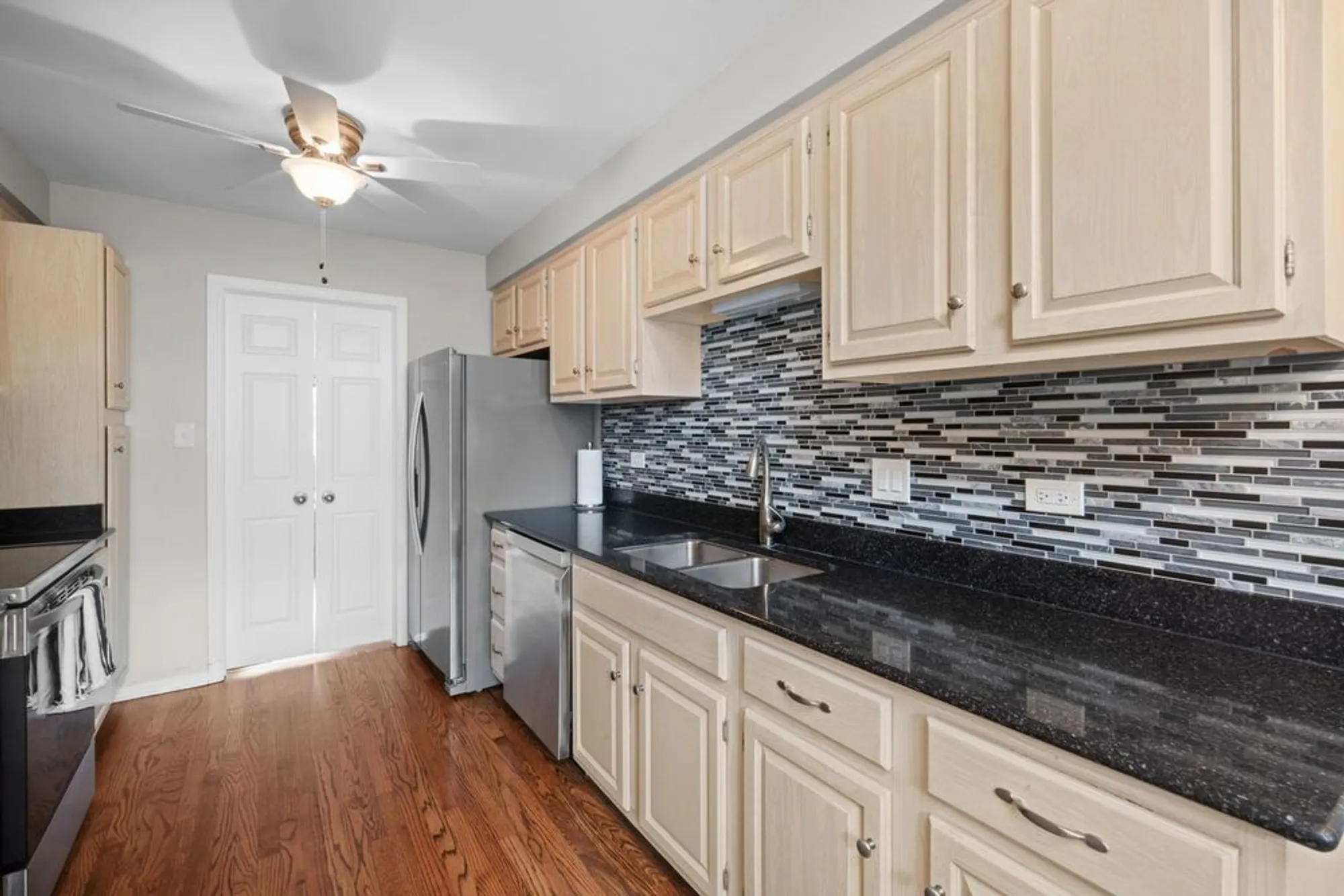 Property Slideshow image 8 of 31 | 429 valley view rd, Lake Barrington, IL, 60010