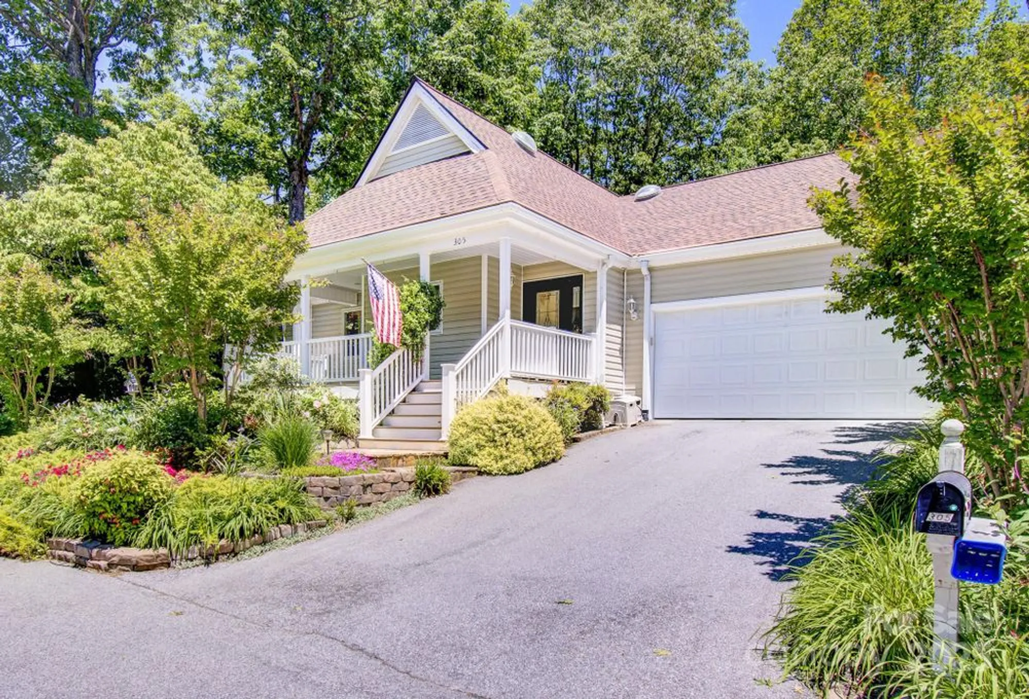 Property Slideshow image 33 of 38 | 305 e high point ln, Hendersonville, NC, 28791