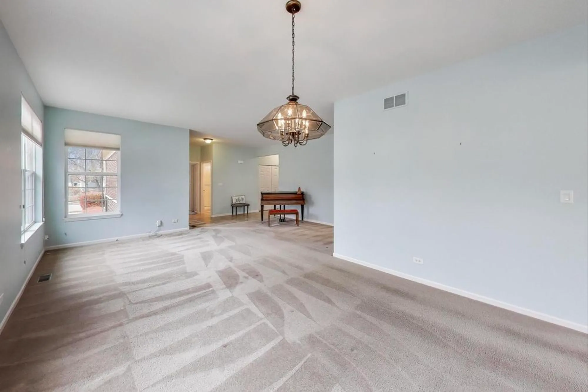 Property Slideshow image 5 of 27 | 1129 drury ln, Aurora, IL, 60502