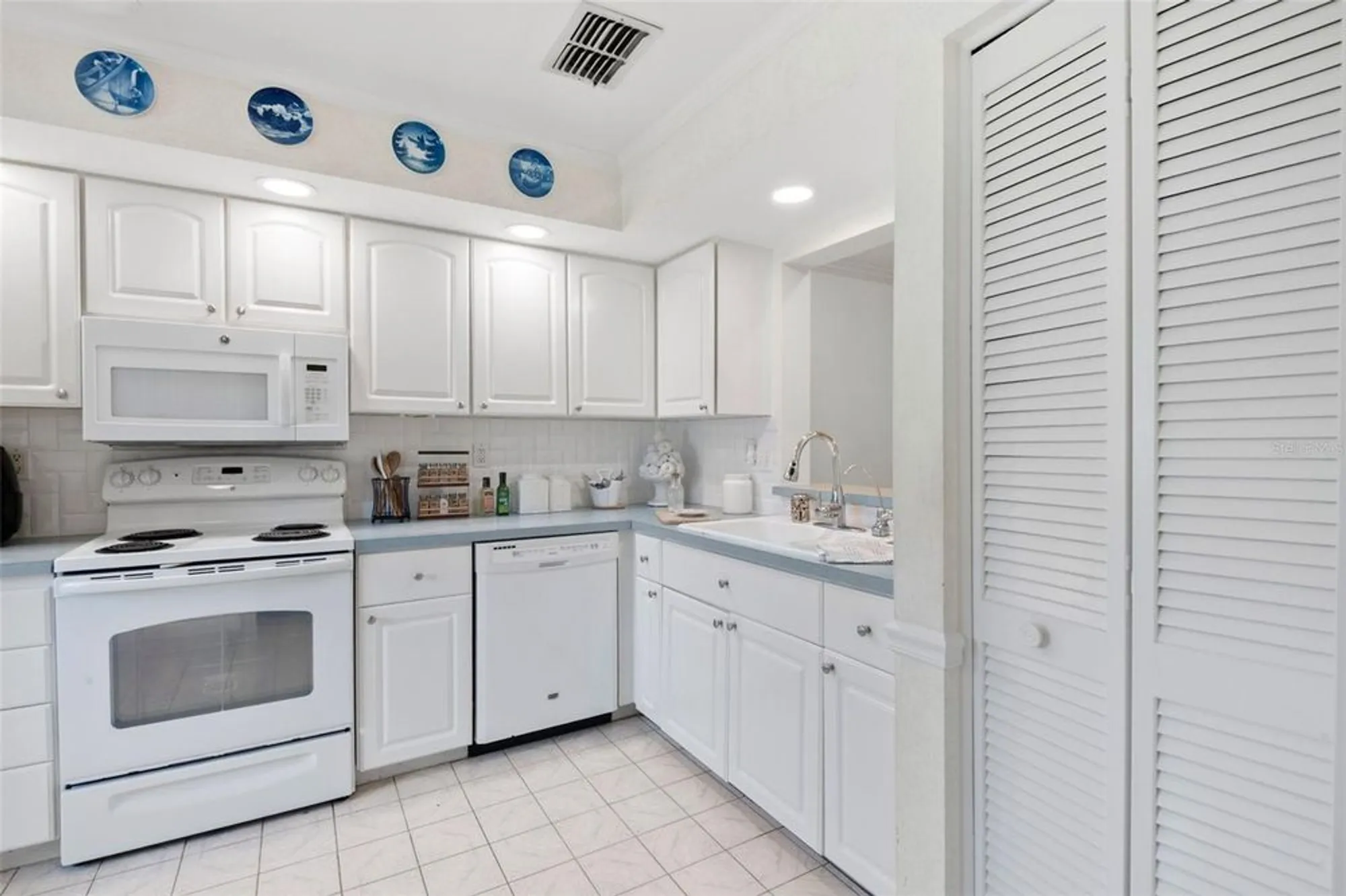 Property Slideshow image 25 of 61 | 1012 dunrobin dr d, Palm Harbor, FL, 34684