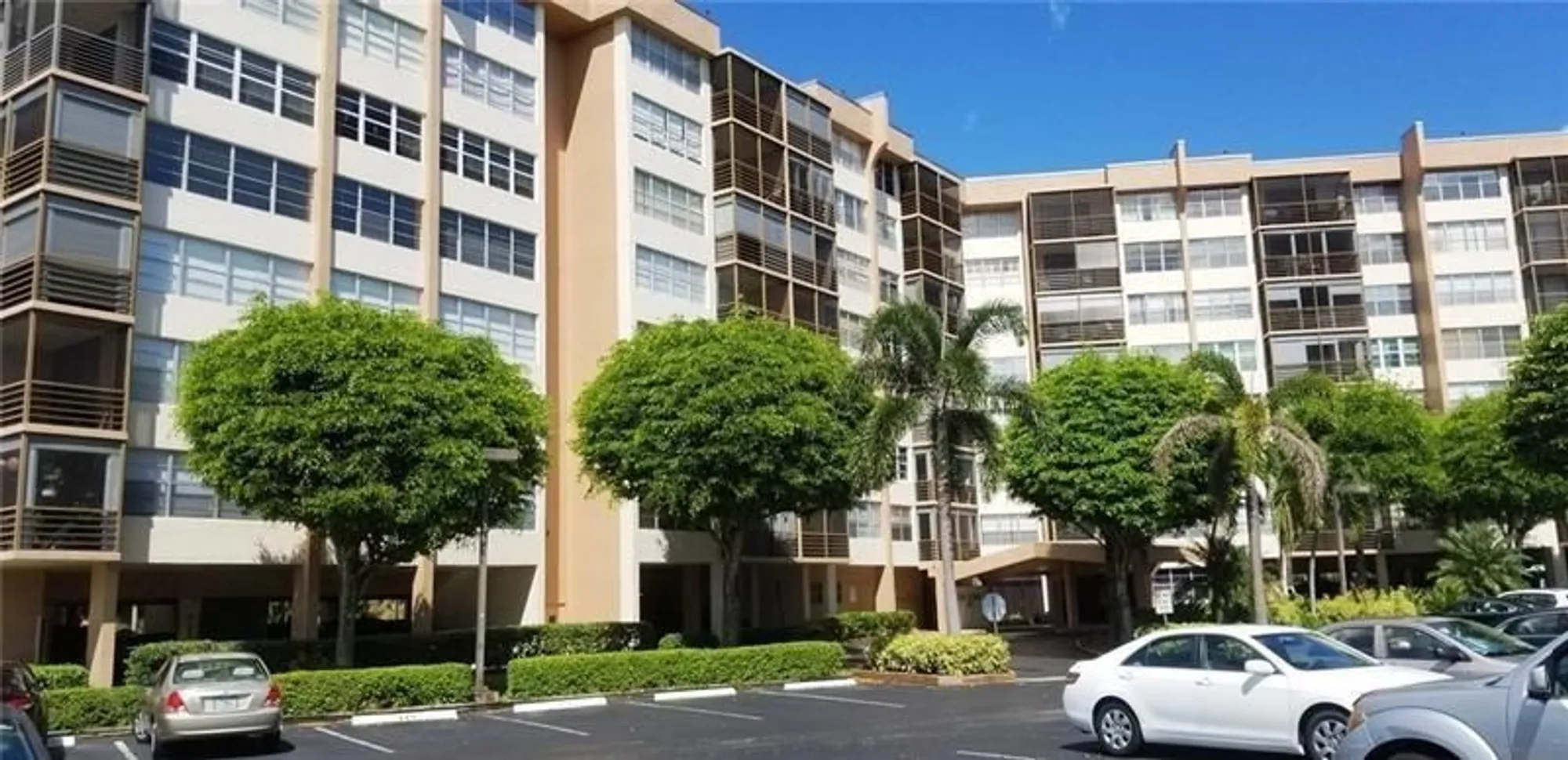 Property Slideshow image 17 of 30 | 1400 saint charles pl apt 211, Pembroke Pines, FL, 33026
