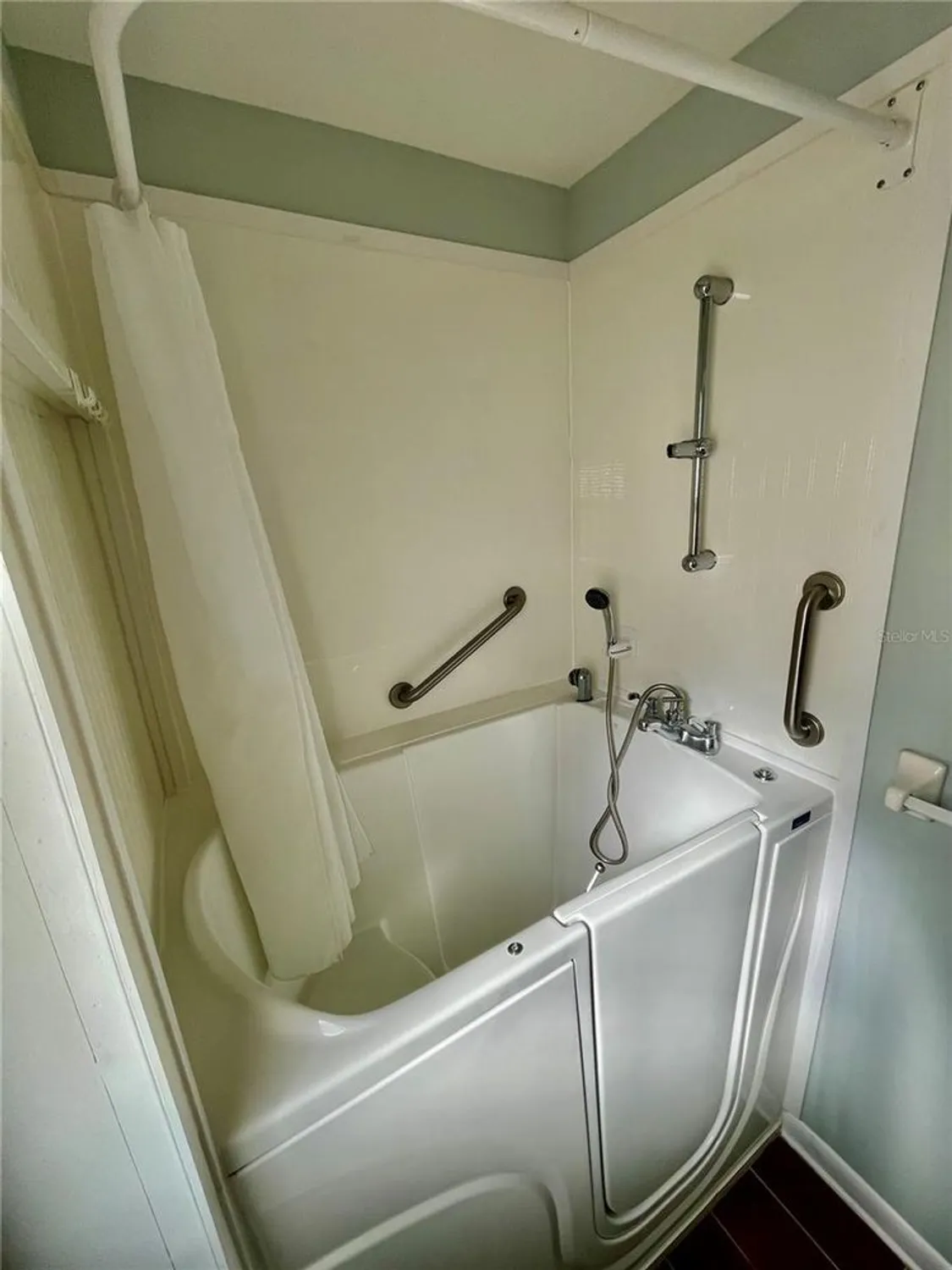 Property Slideshow image 28 of 59 | 1690 colonnades cir, Lakeland, FL, 33811