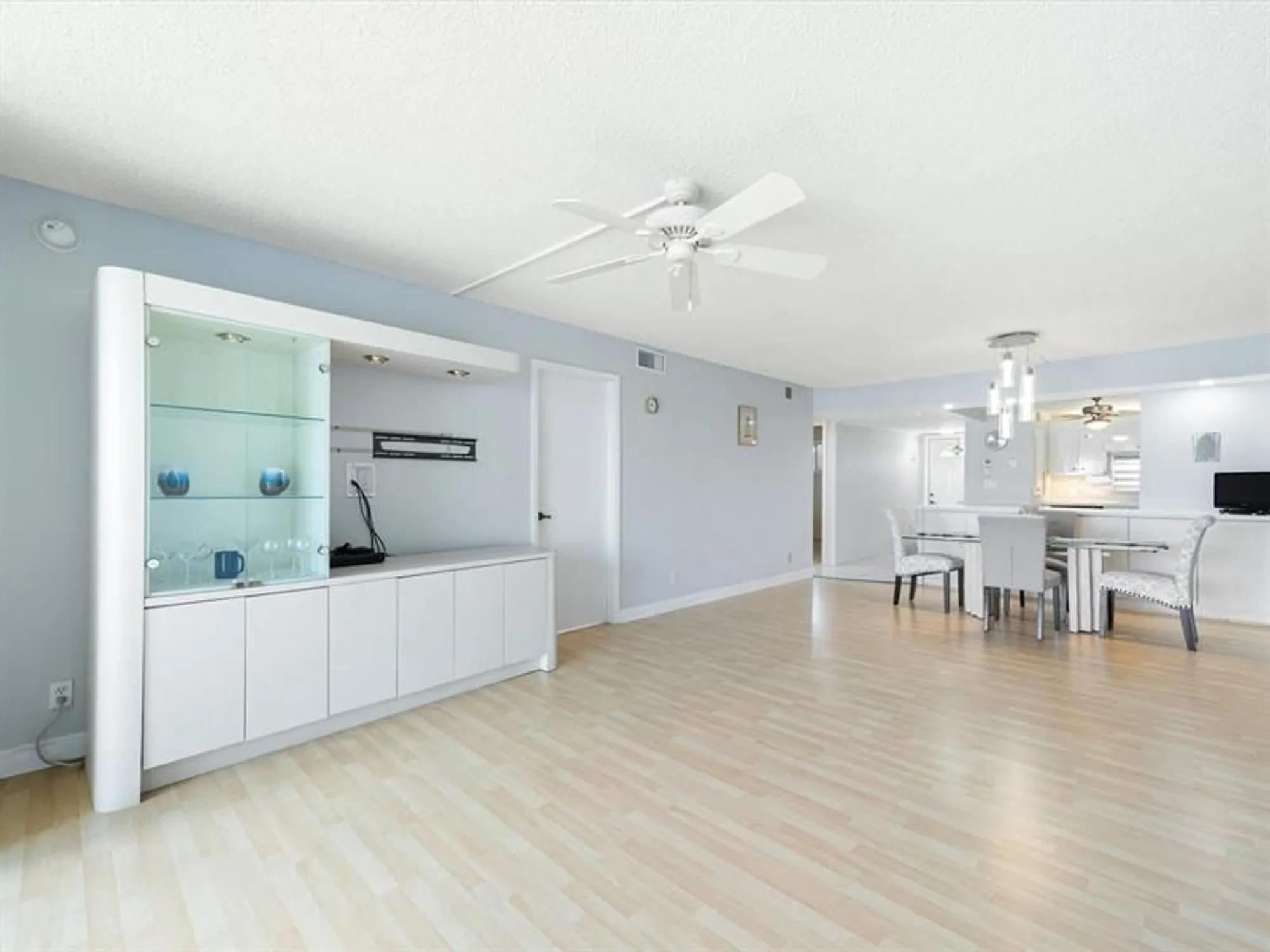 Property Slideshow image 7 of 42 | 9423 s hollybrook lake dr 309, Pembroke Pines, FL, 33025
