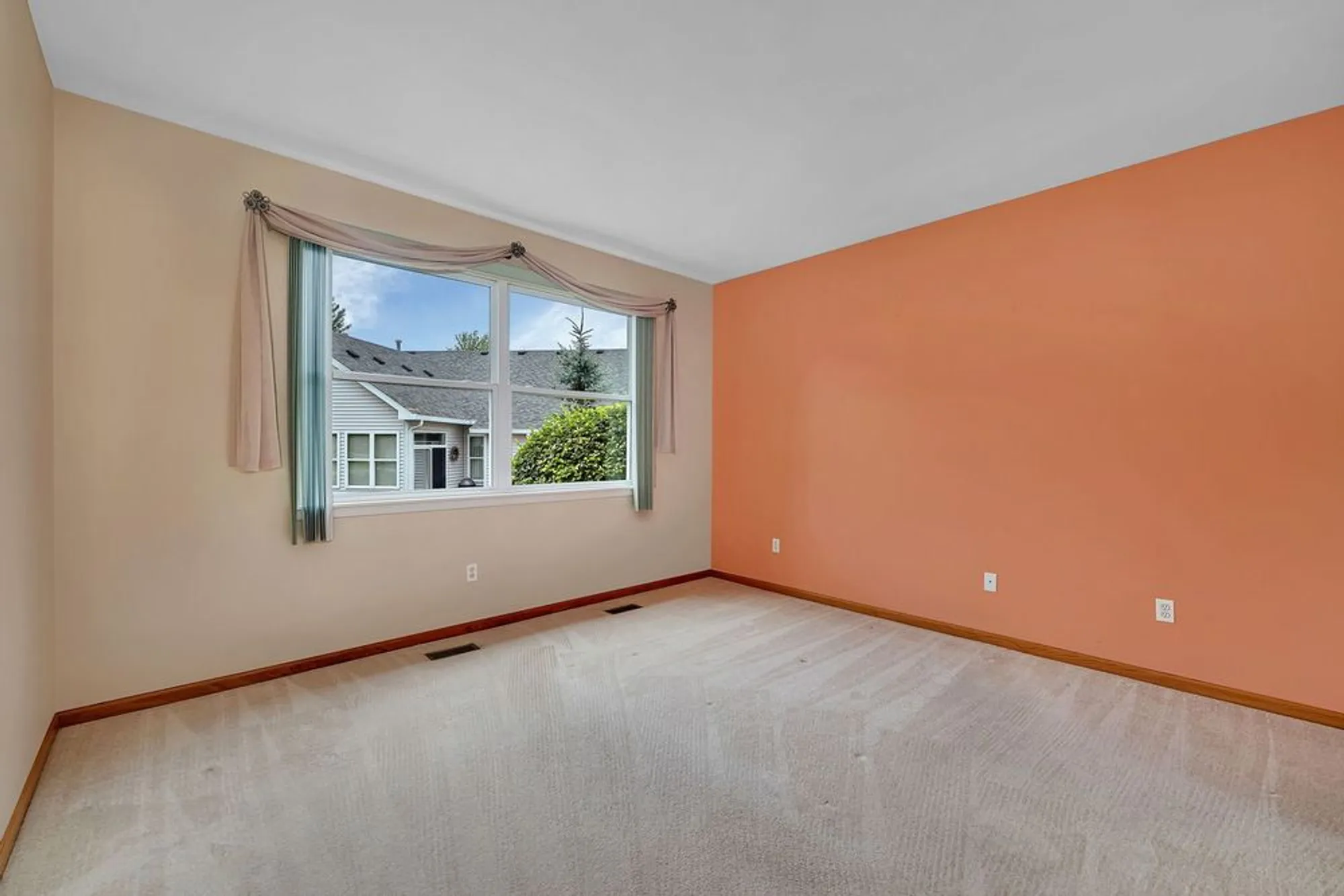 Property Slideshow image 16 of 25 | 1592 w cadillac cir, Romeoville, IL, 60446