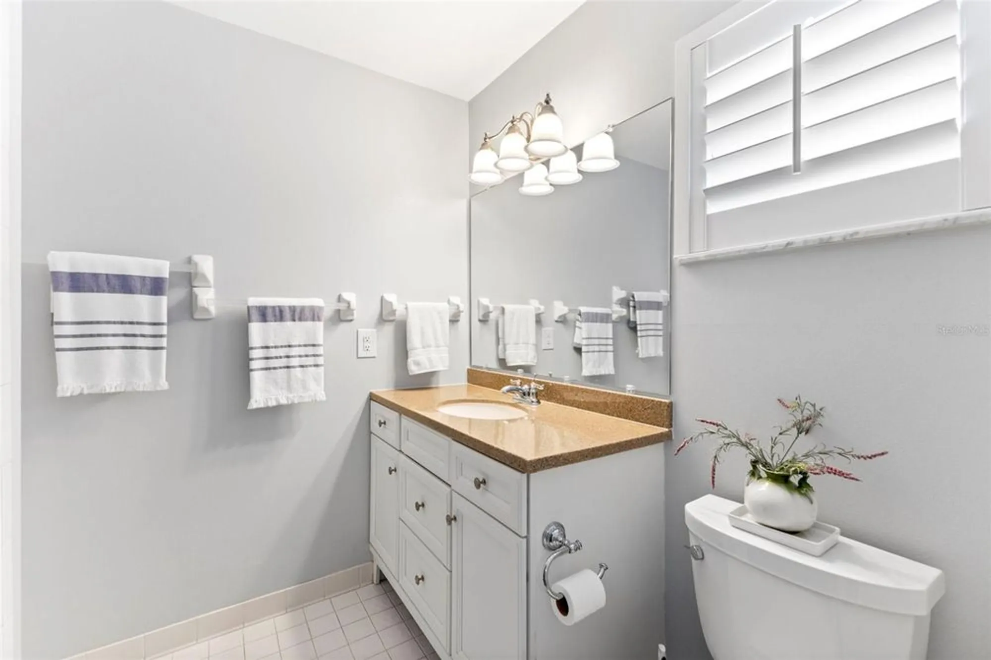 Property Slideshow image 11 of 18 | 3978 overlook bnd # 25, Sarasota, FL, 34232