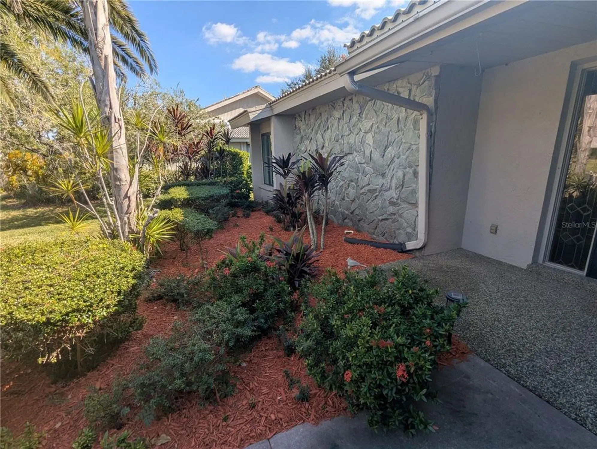 Property Slideshow image 2 of 65 | 3890 wilshire cir 27, Sarasota, FL, 34238