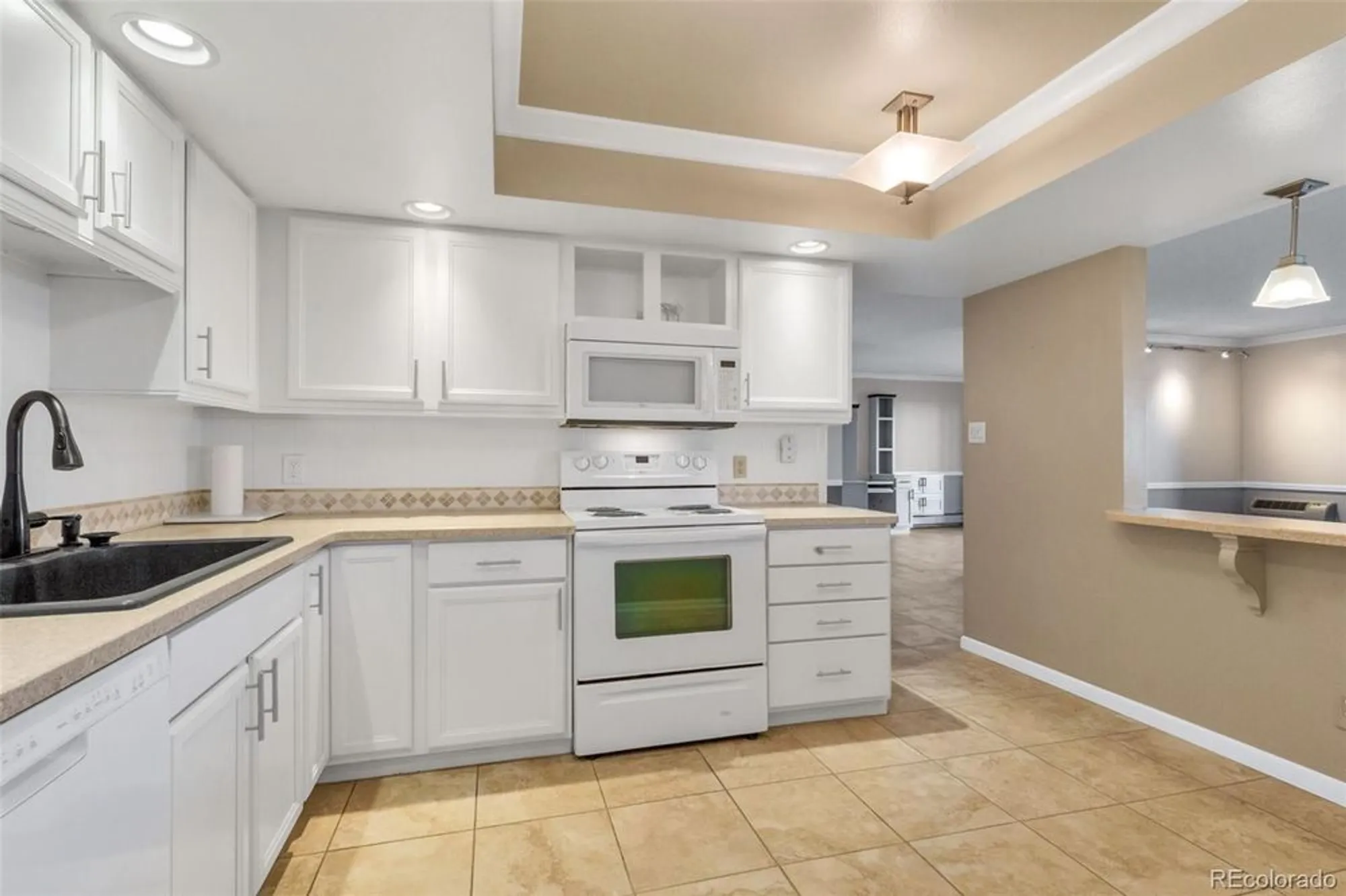 Property Slideshow image 9 of 50 | 14390 e marina dr apt 606, Aurora, CO, 80014