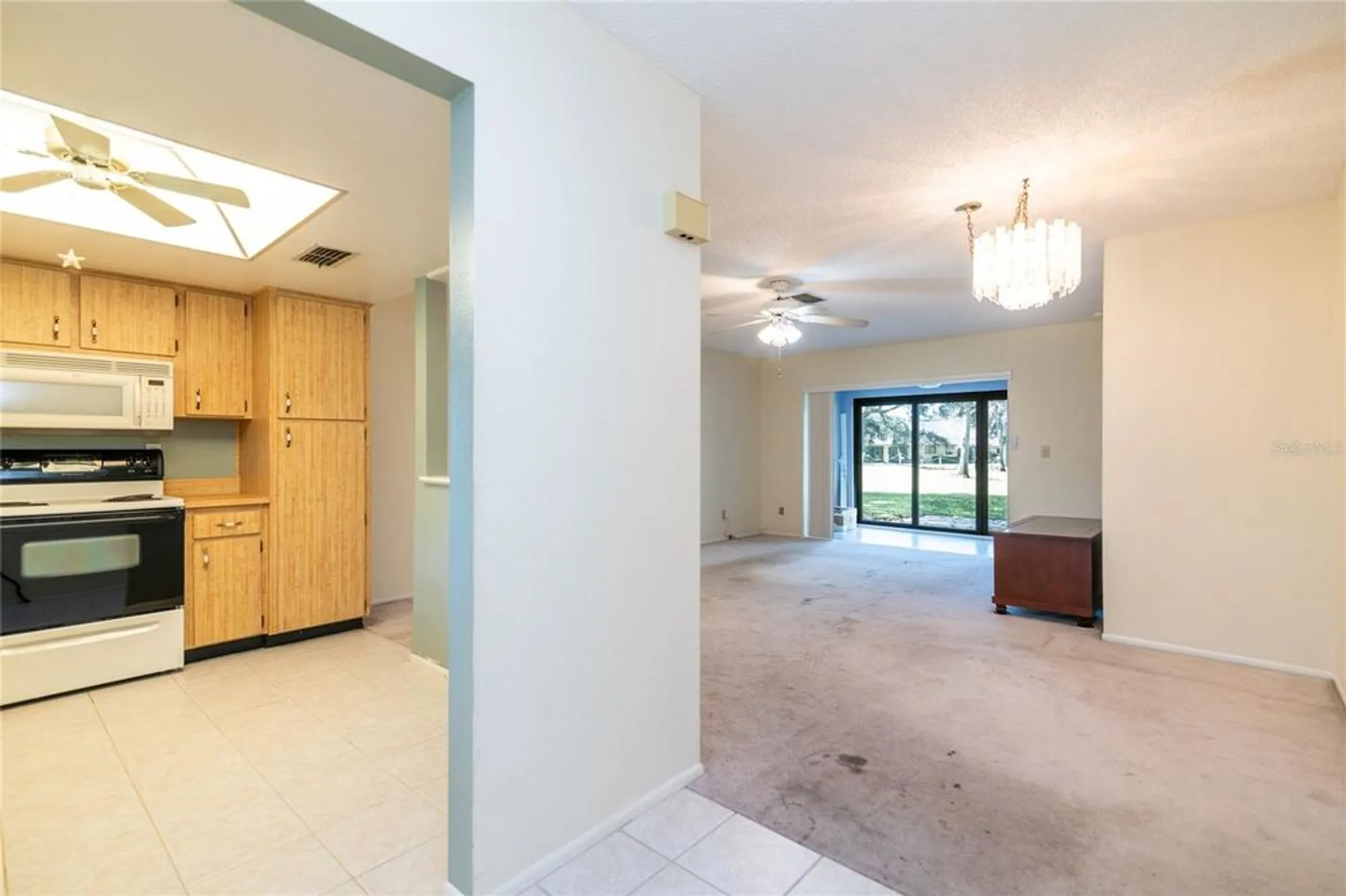 Property Slideshow image 4 of 32 | 2502 laurelwood dr # 3b, Clearwater, FL, 33763