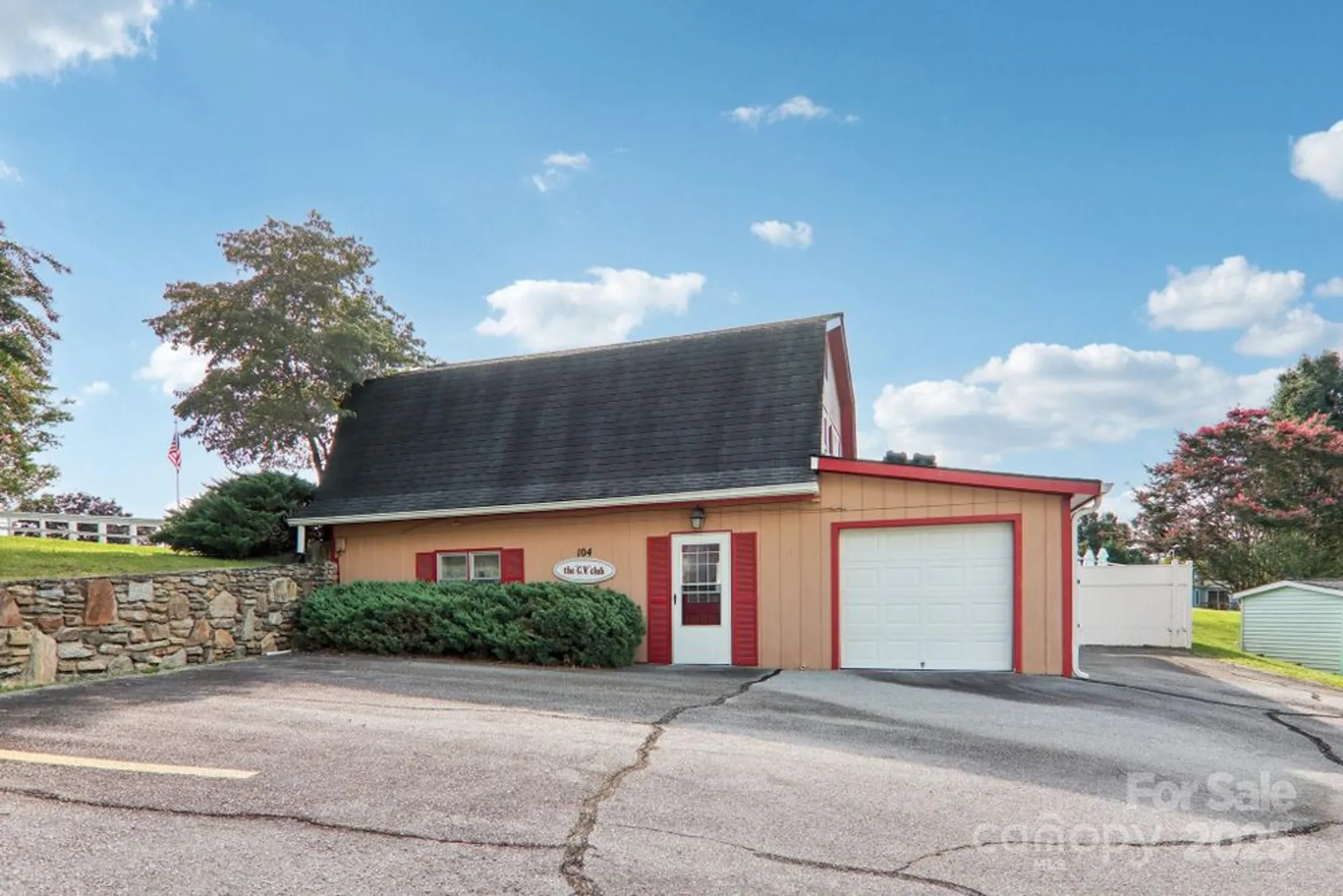 Property Slideshow image 42 of 48 | 302 meadowbrook ct, Hendersonville, NC, 28792