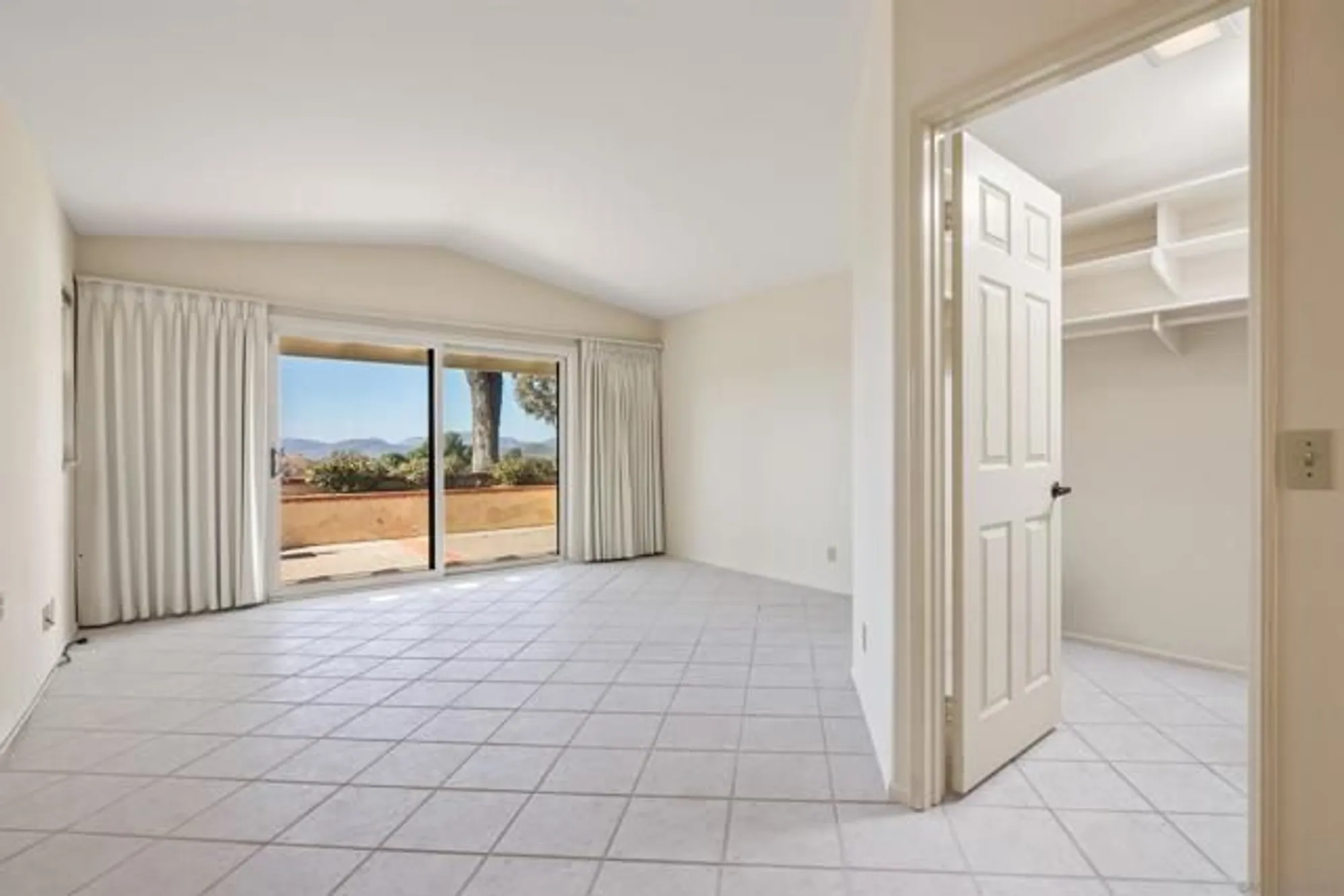 Property Slideshow image 28 of 51 | 18113 calle estepona, San Diego, CA, 92128