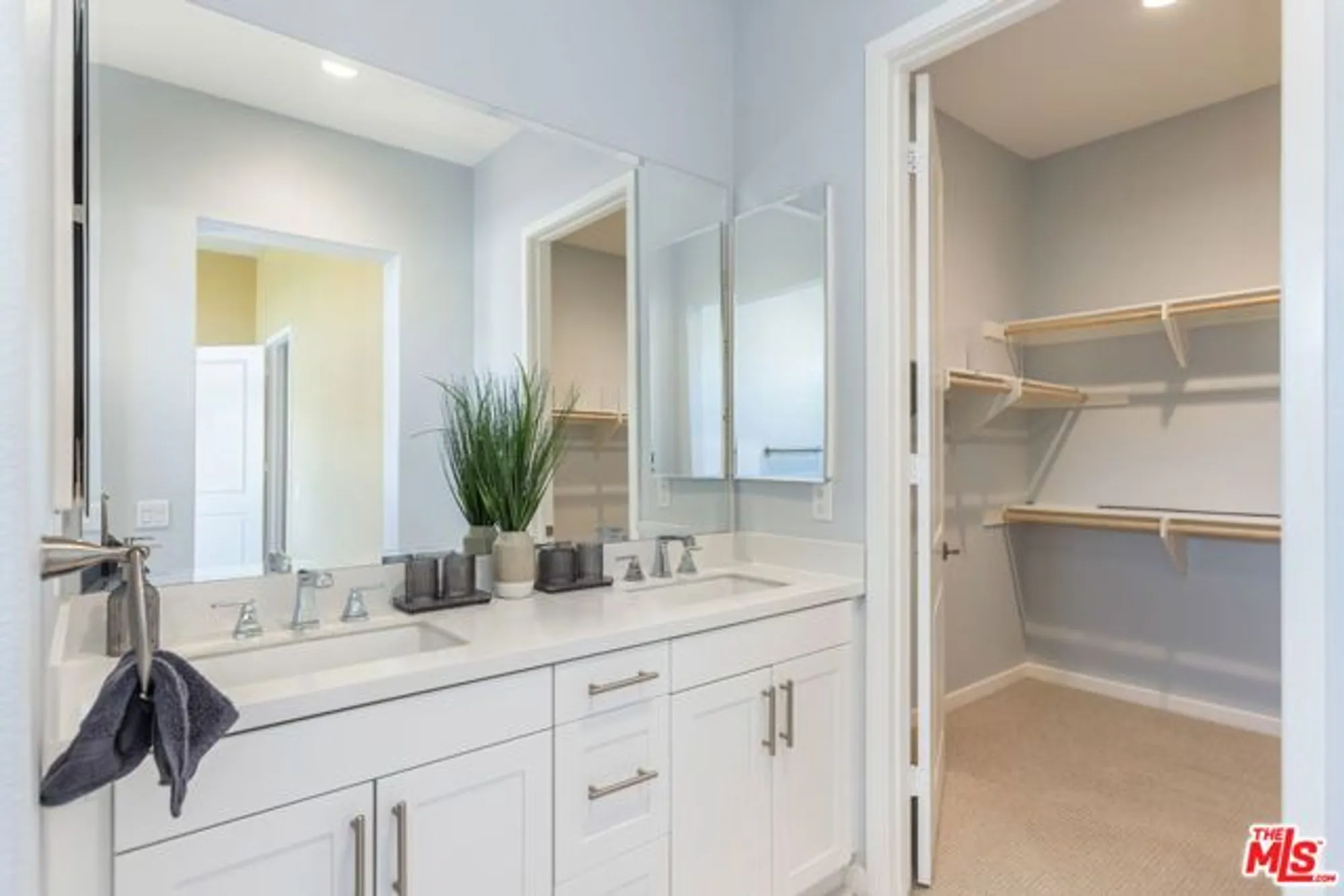 Property Slideshow image 23 of 33 | 25105 citron ln, Canyon Country, CA, 91387