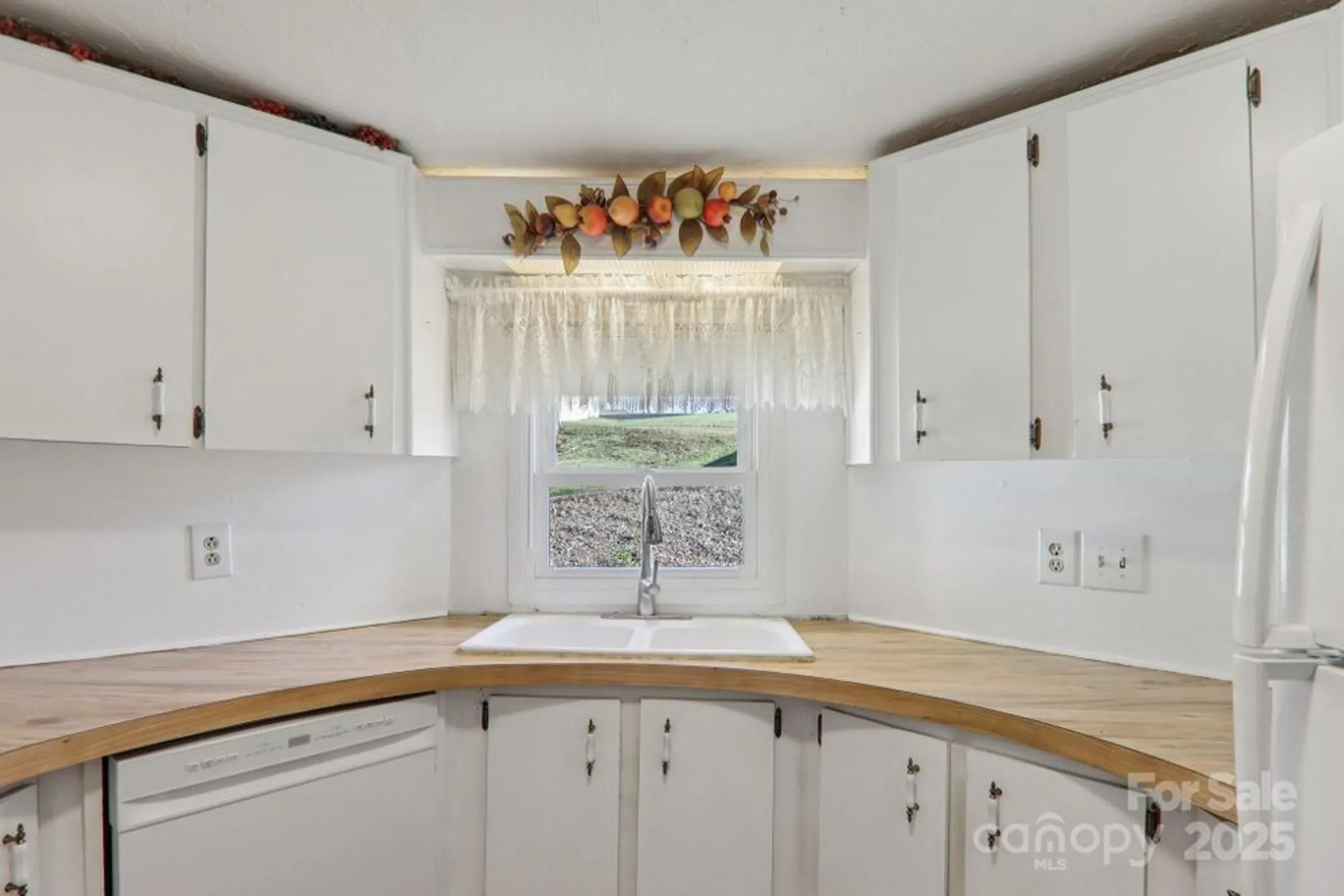 Property Slideshow image 18 of 44 | 201 cranbrook cir, Hendersonville, NC, 28792