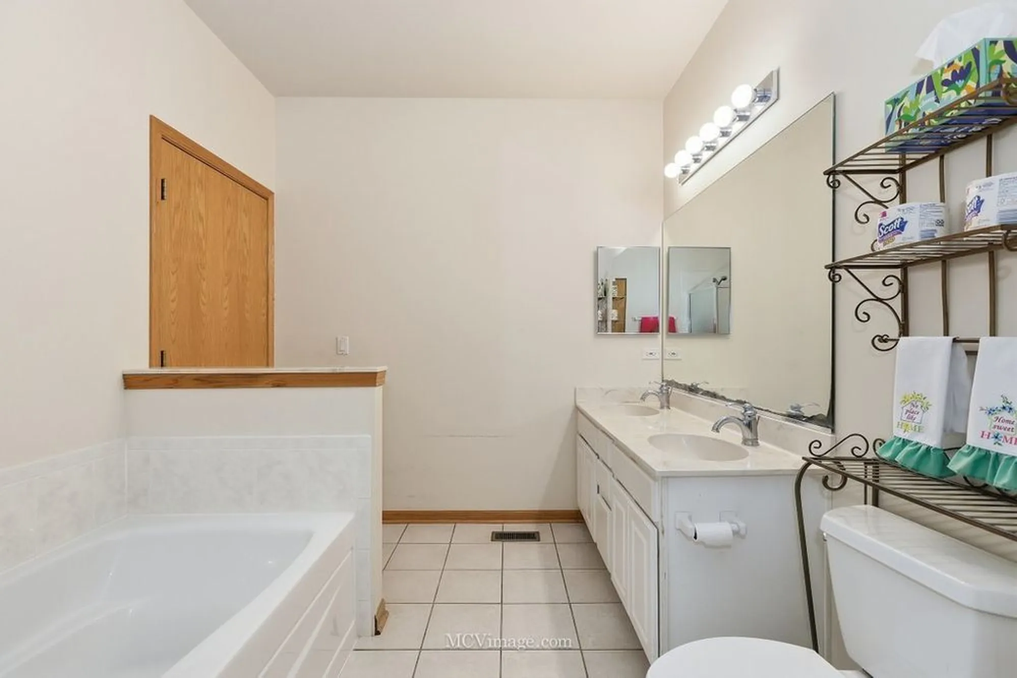 Property Slideshow image 20 of 34 | 21525 lake saint clair dr, Crest Hill, IL, 60403