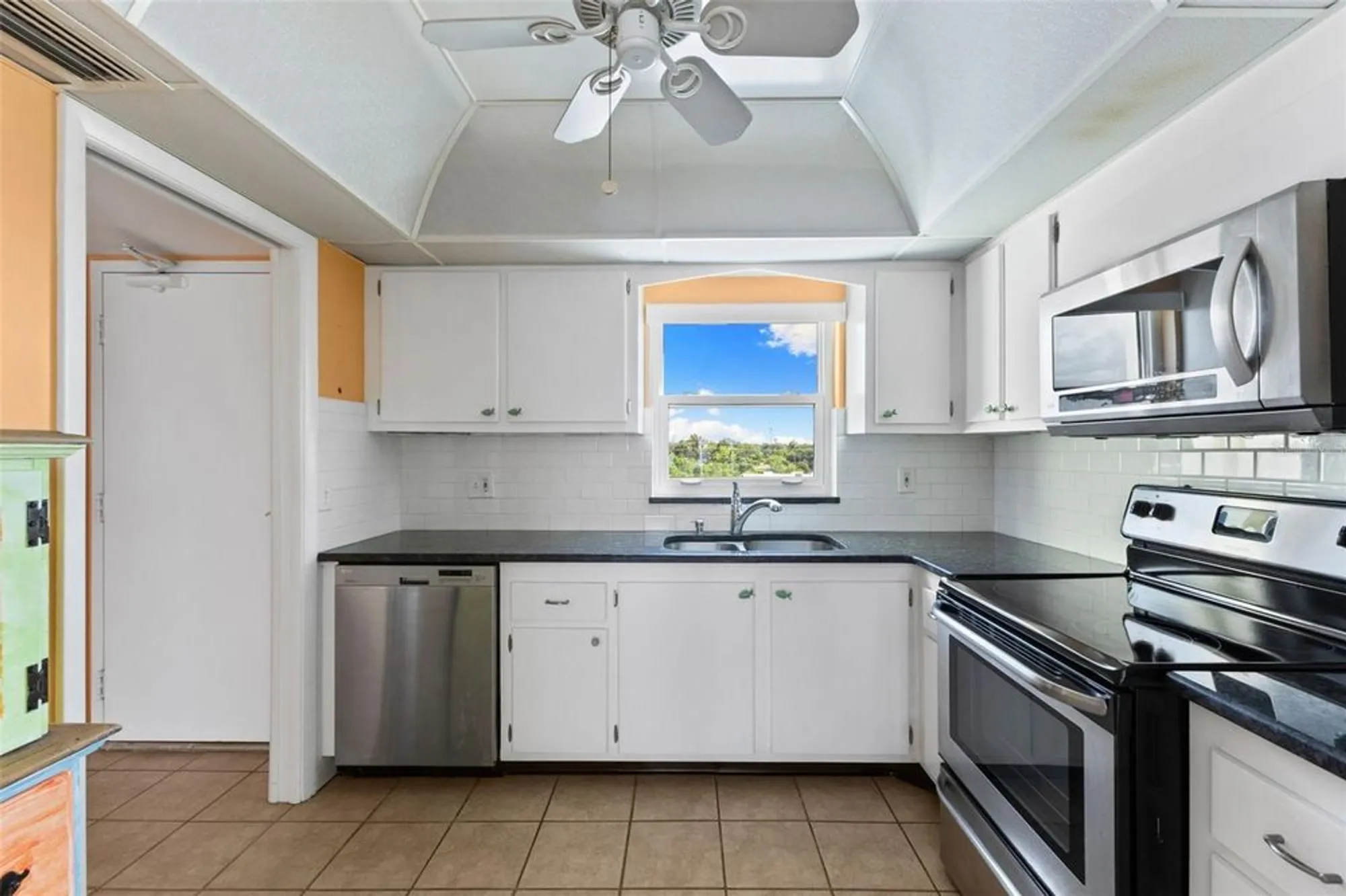 Property Slideshow image 9 of 46 | 4550 cove cir apt 501, Saint Petersburg, FL, 33708