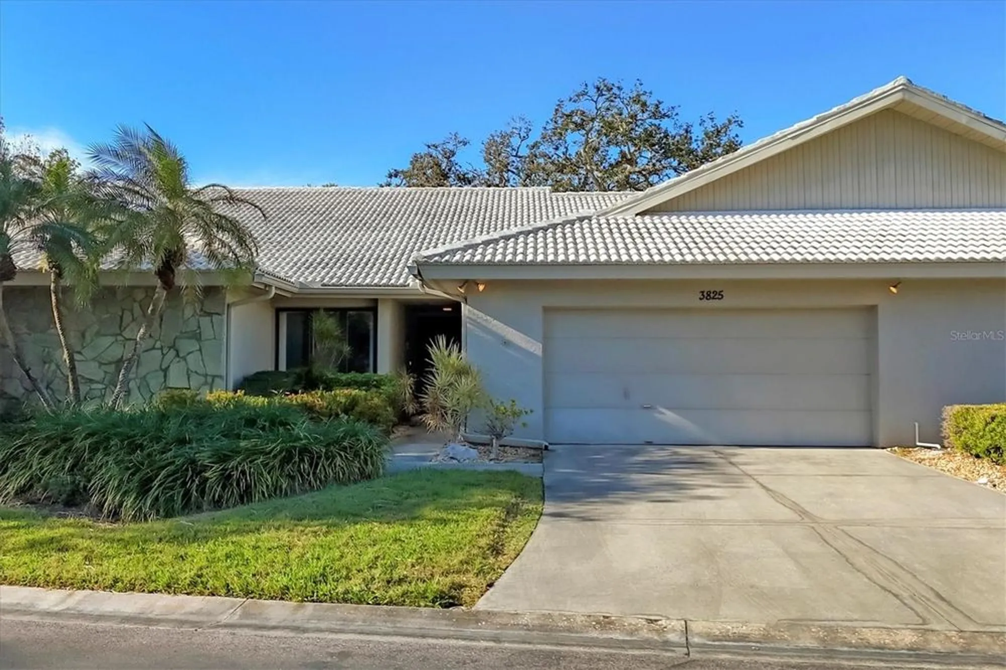 Property Slideshow image 4 of 59 | 3825 wilshire cir 1, Sarasota, FL, 34238