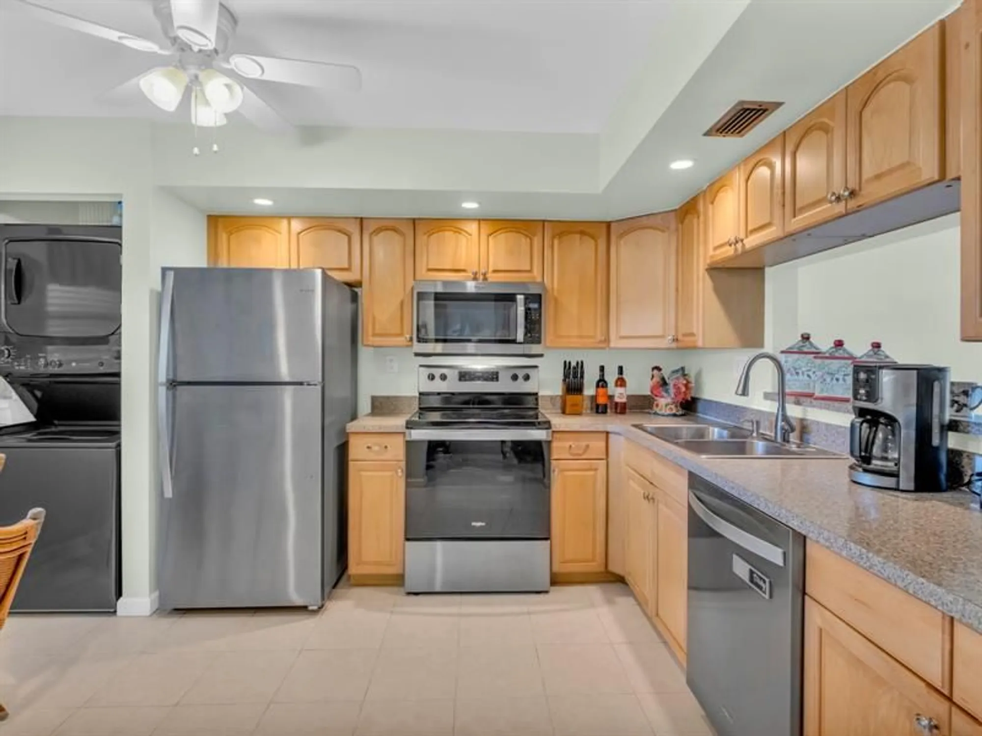 Property Slideshow image 11 of 51 | 1101 colony point cir 422, Pembroke Pines, FL, 33026