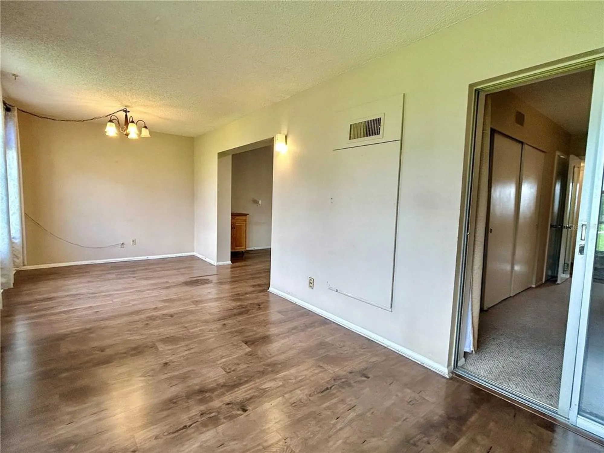 Property Slideshow image 14 of 48 | 2402 ecuadorian way apt 28, Clearwater, FL, 33763